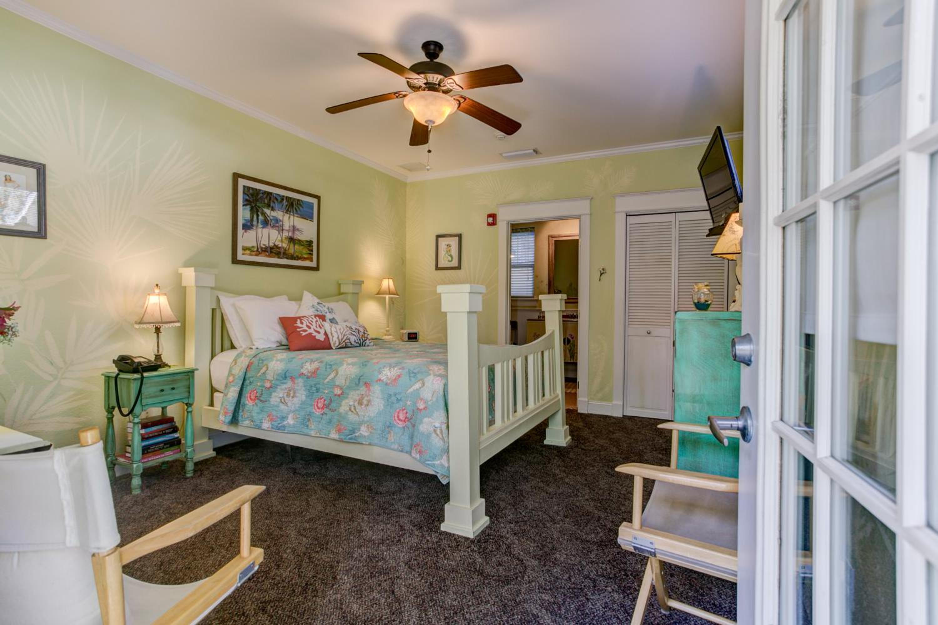 Deluxe Queen Suite - Not Pet Friendly photo 3