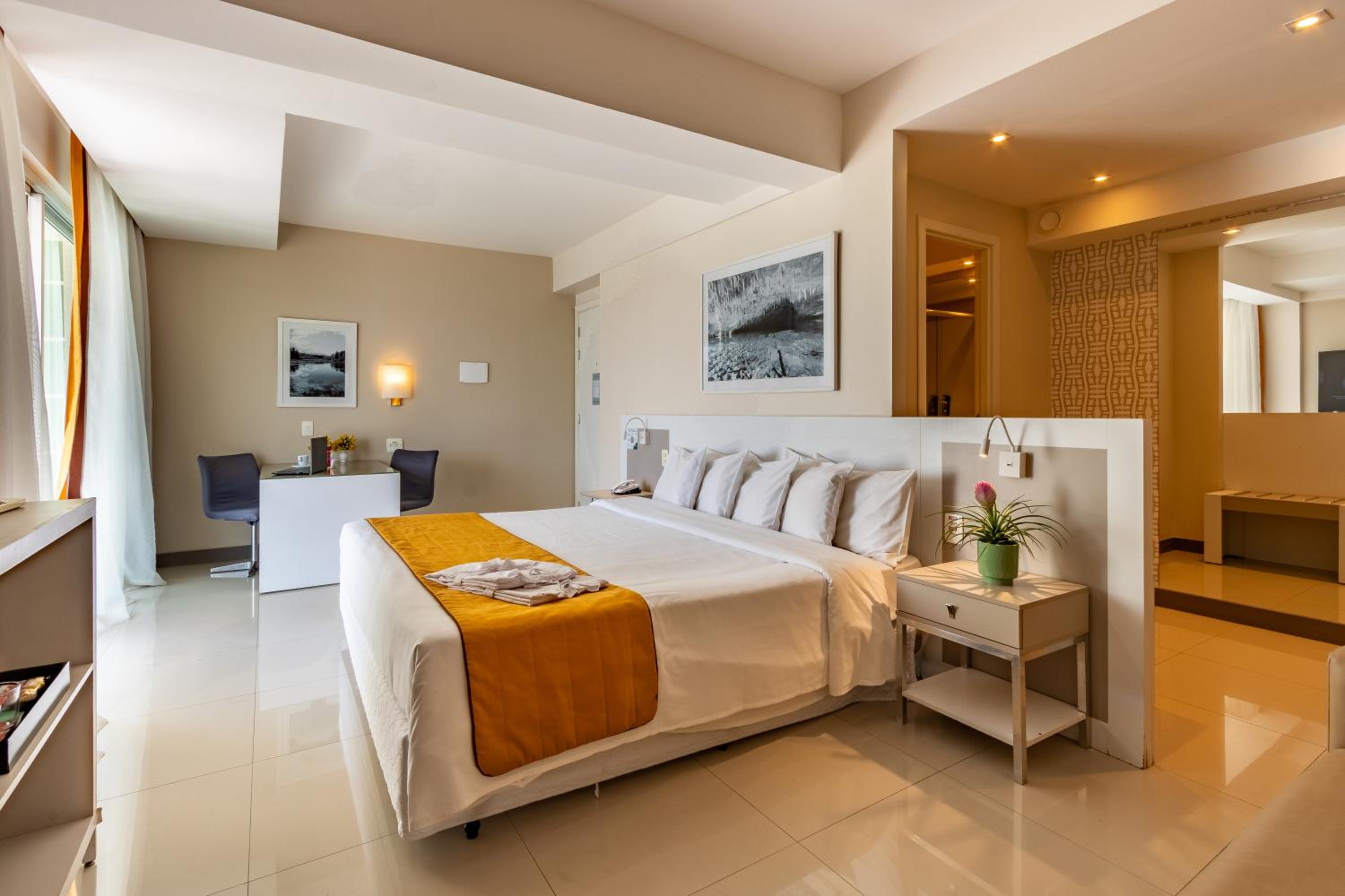 Luxury King Suite with Lagoon View