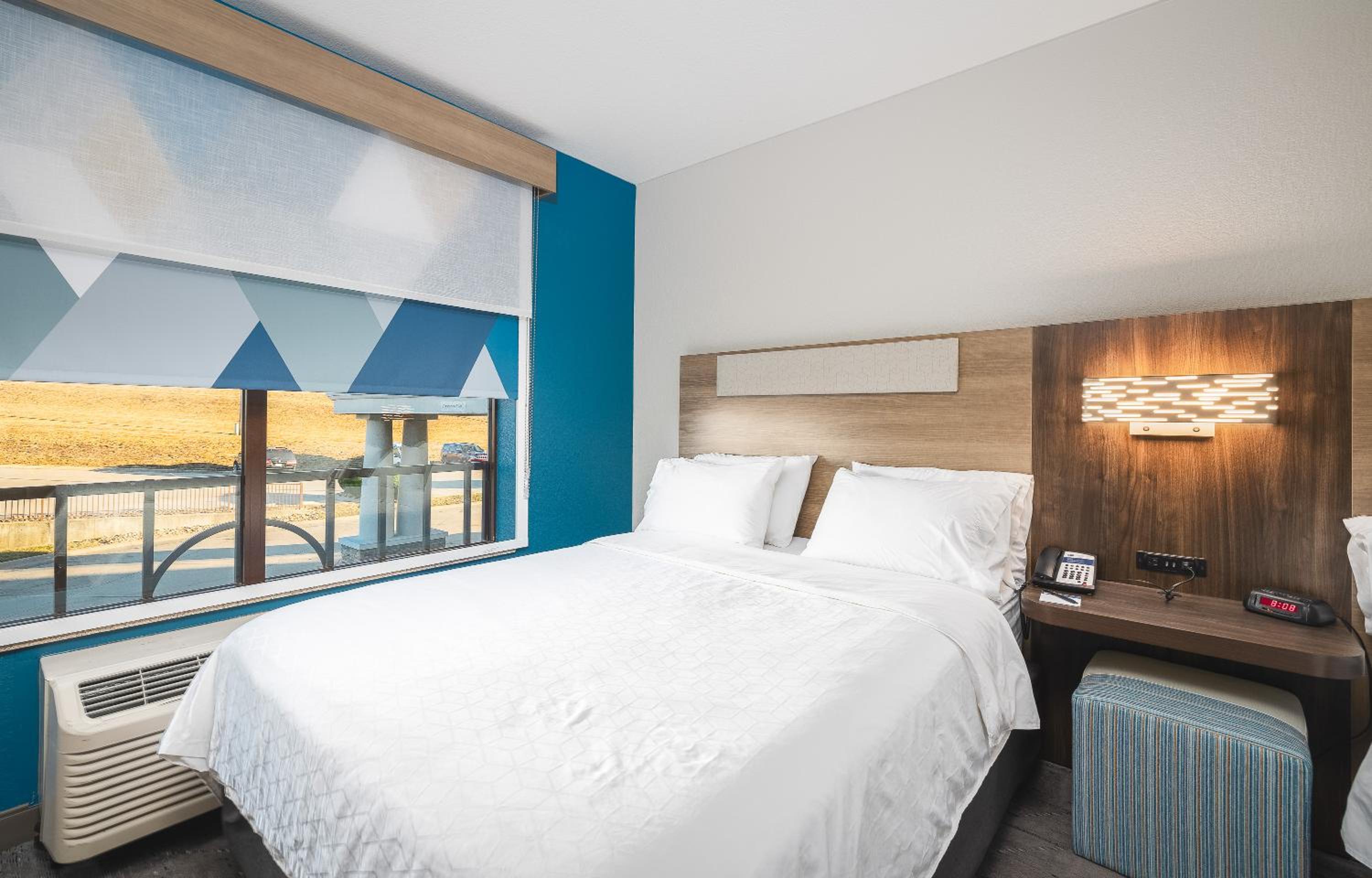 Queen Suite with Two Queen Beds - Photo 5