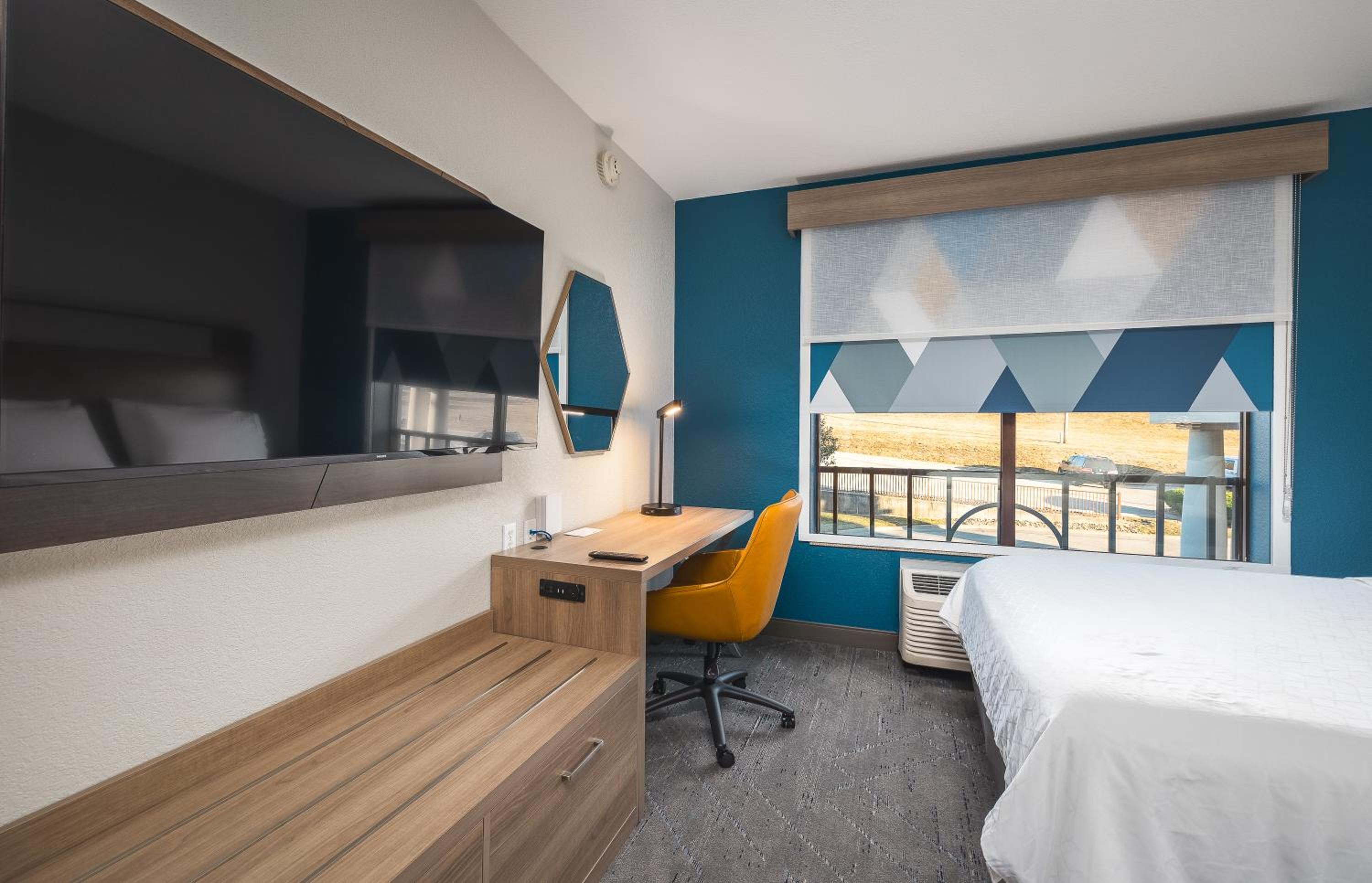 Queen Suite with Two Queen Beds - Photo 2