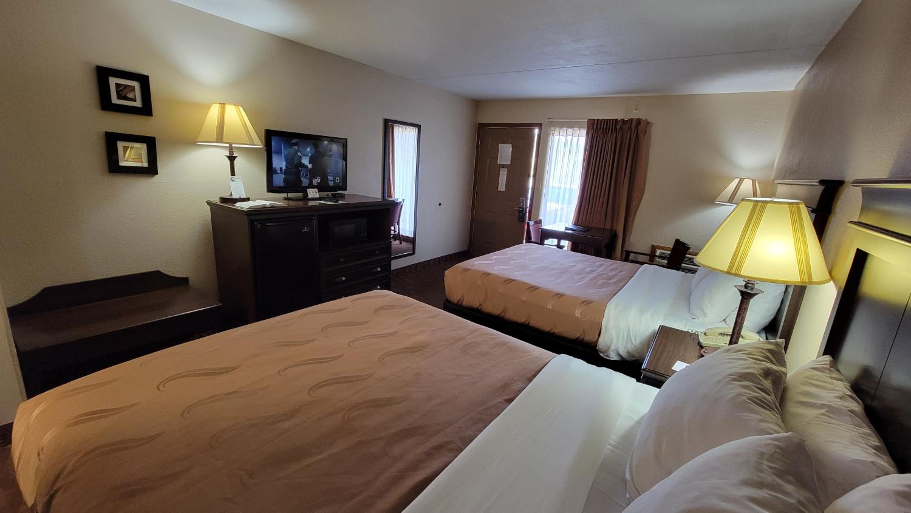 Queen Room with Two Queen Beds - Non-Smoking - Photo 2