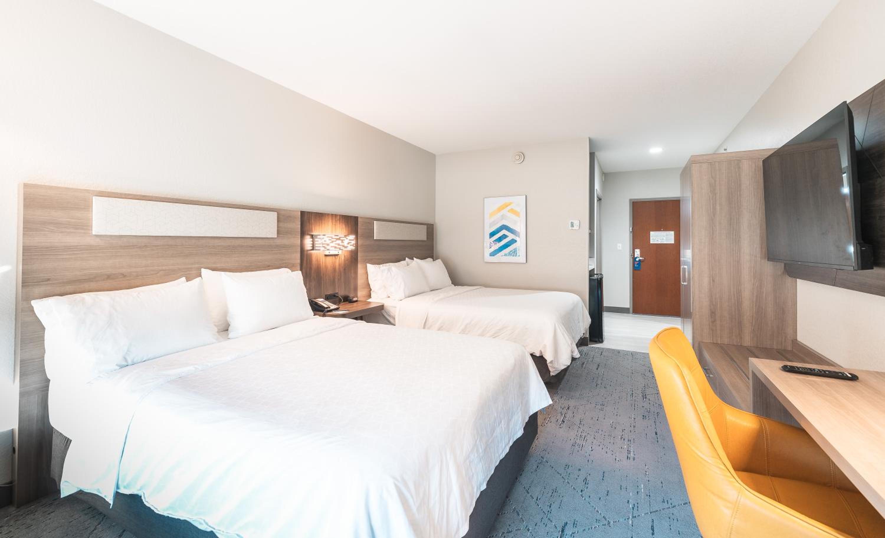 Standard Room with Two Queen Beds - Photo 1