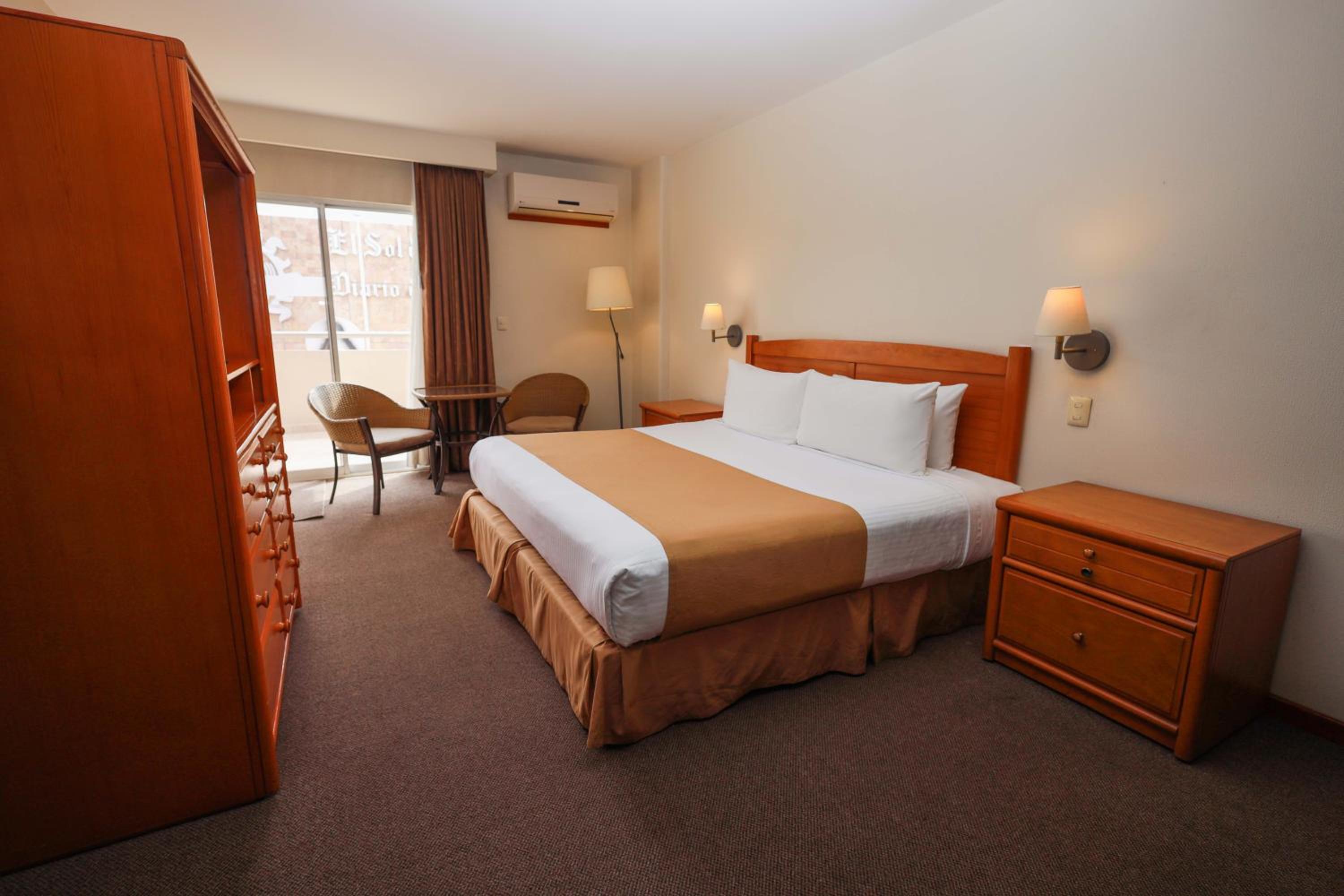 Junior Suite, 1 King photo 2