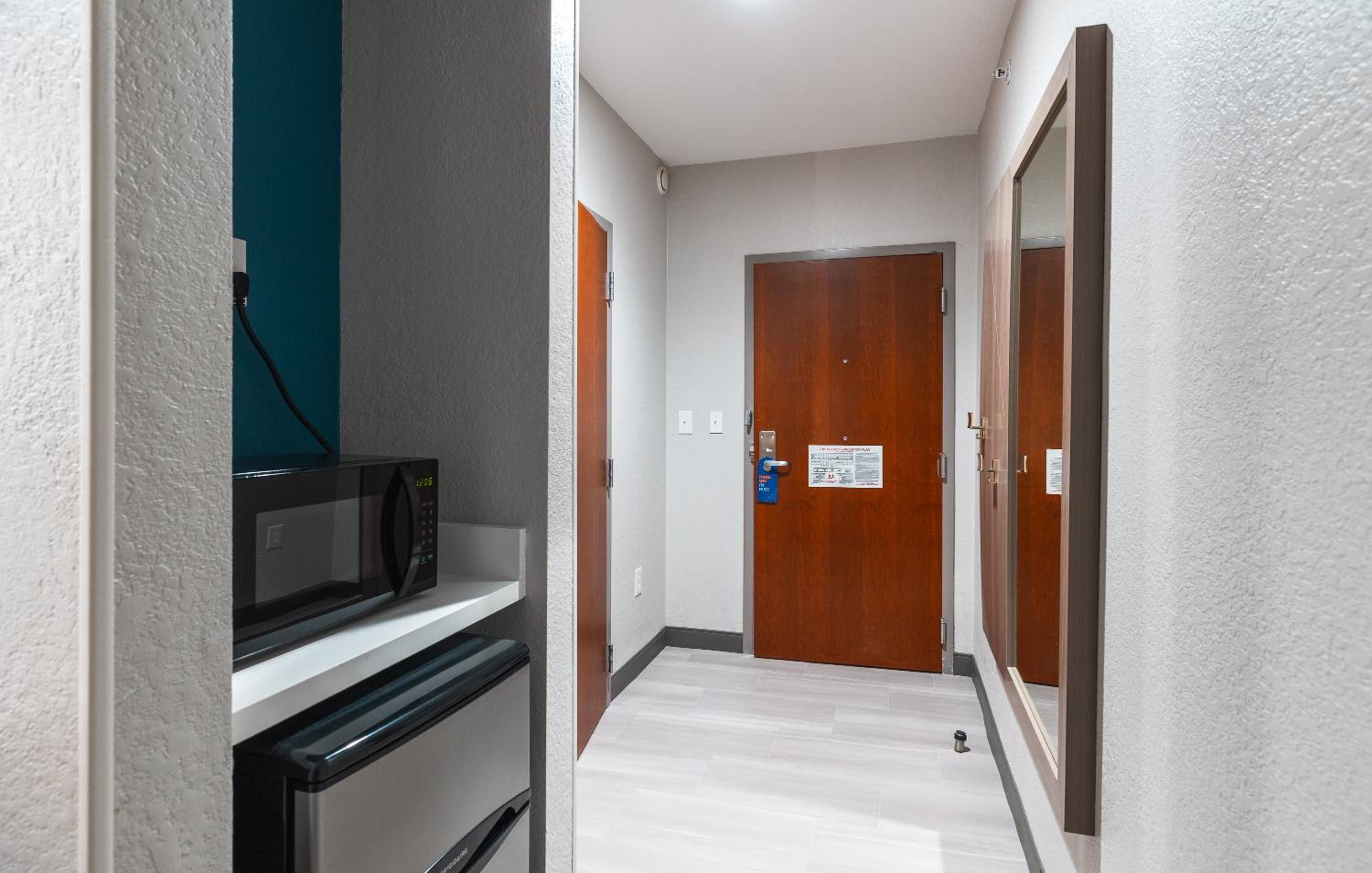 Standard King Room with Mobility Accessible Tub - Photo 1