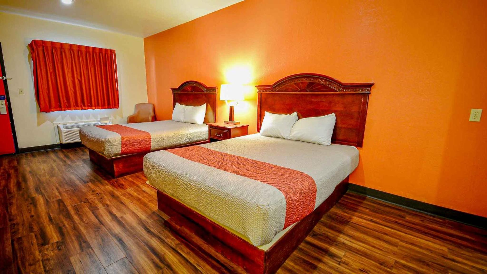 Deluxe Queen Room with Two Queen Beds - Non-Smoking - Photo 4