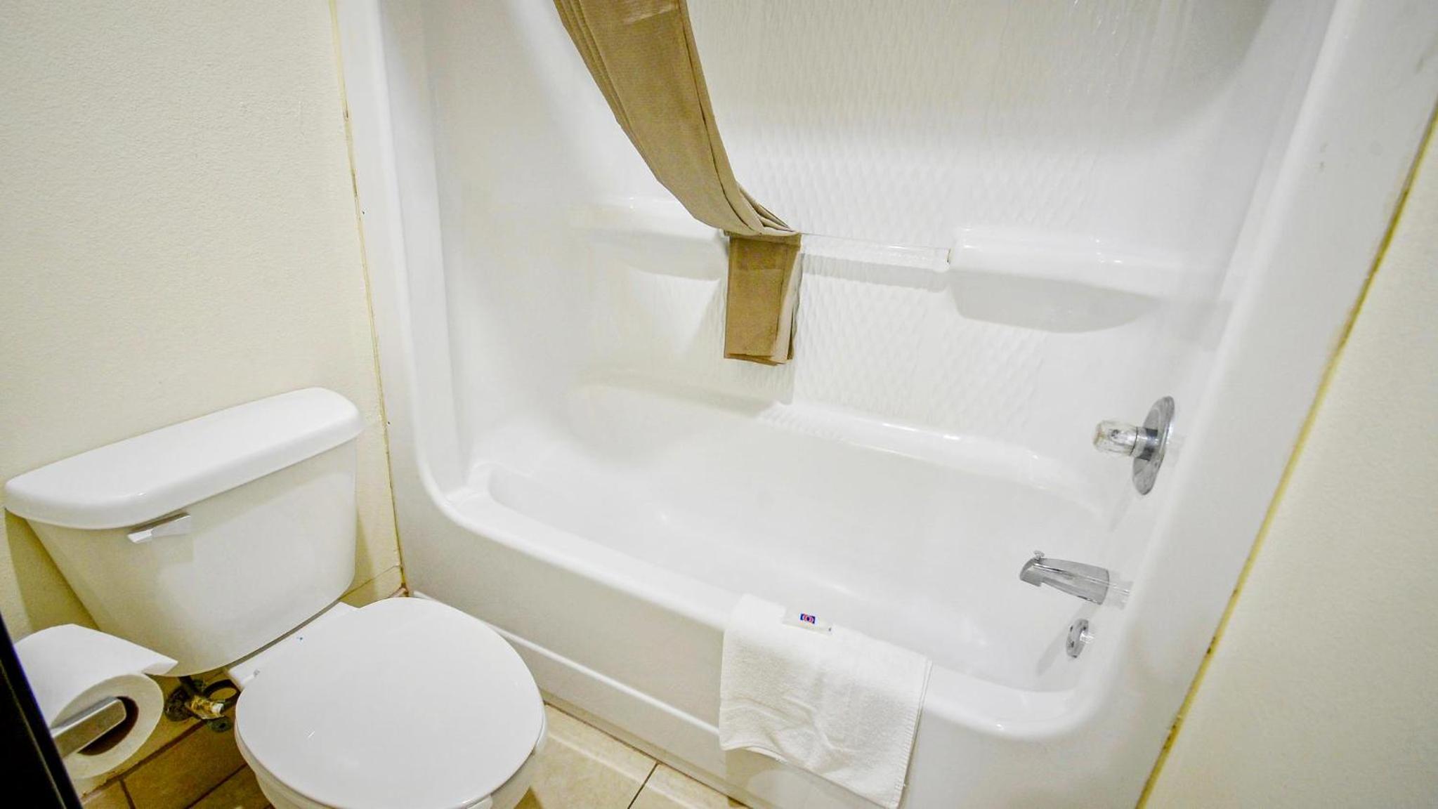 Deluxe King Room - Non-Smoking - Photo 2