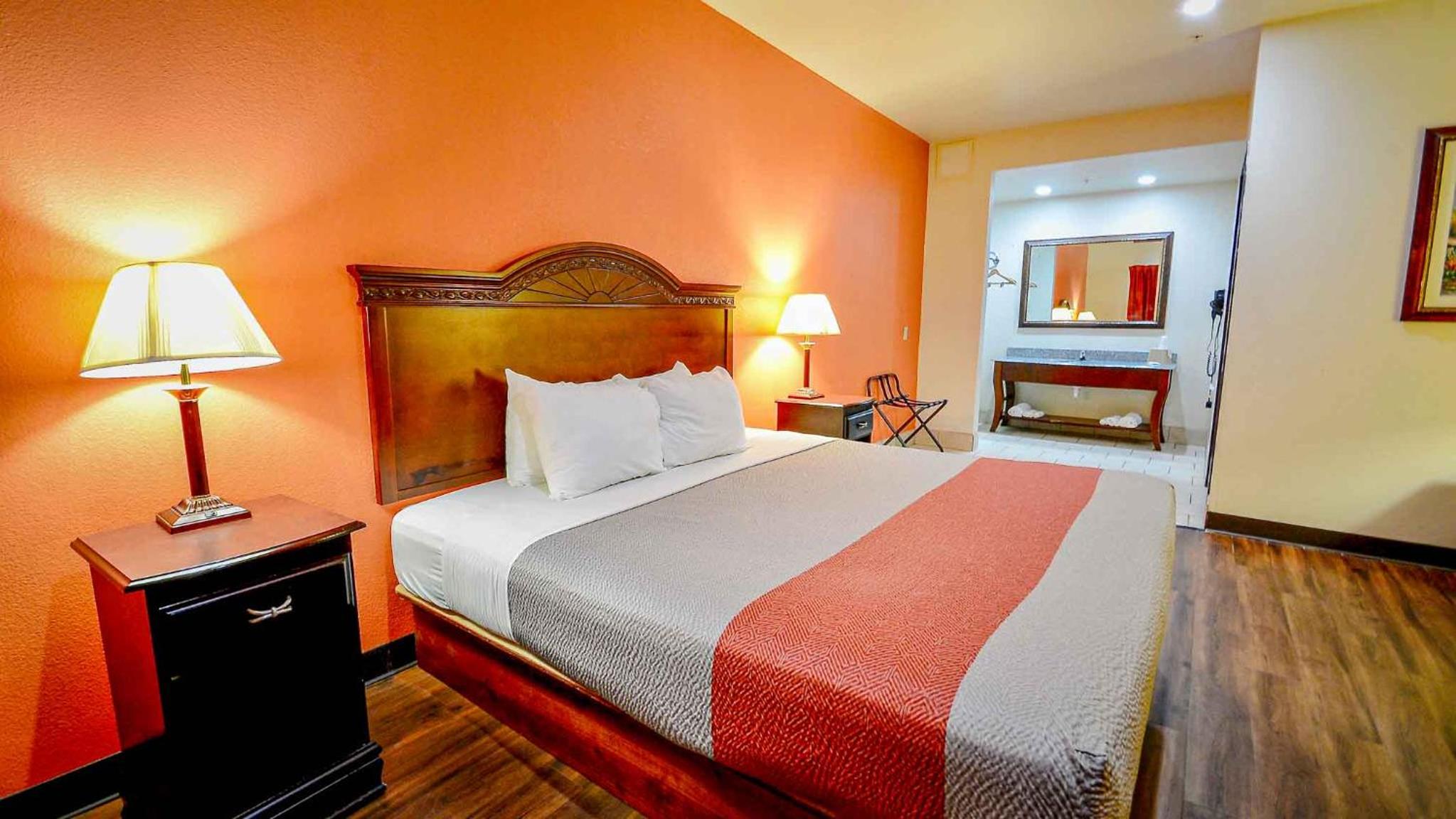 Deluxe King Room - Non-Smoking - Photo 1