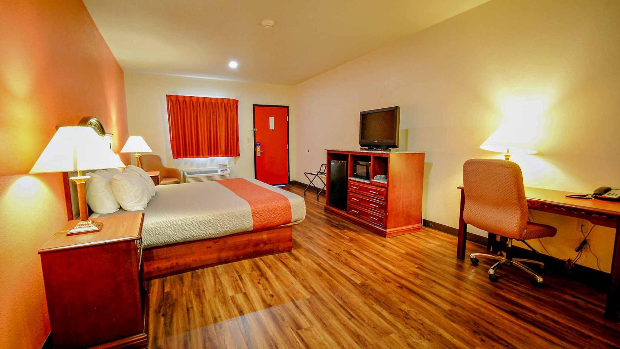 Deluxe King Room - Non-Smoking - Photo 3