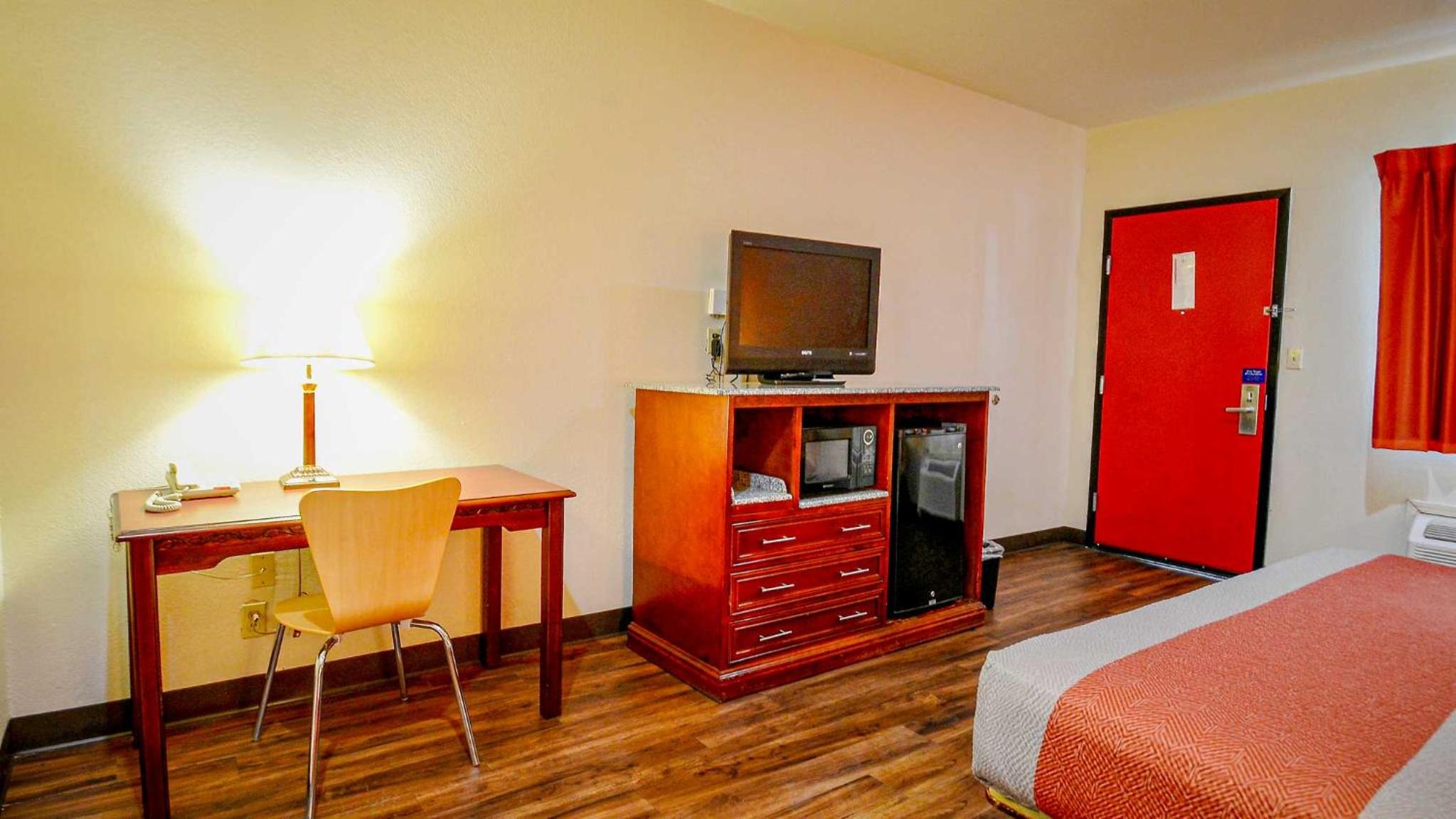 Deluxe King Room - Non-Smoking - Photo 4