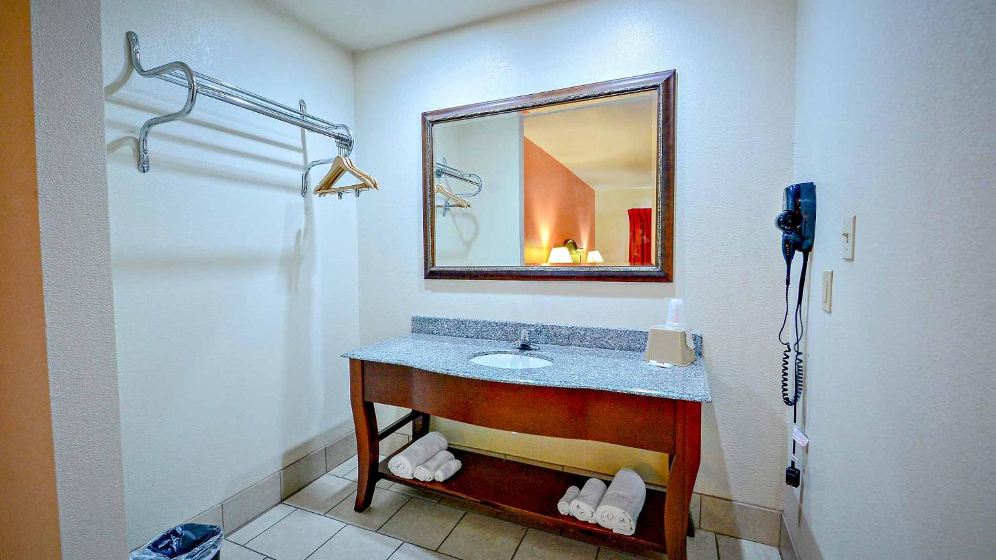 Deluxe King Room - Non-Smoking - Photo 5