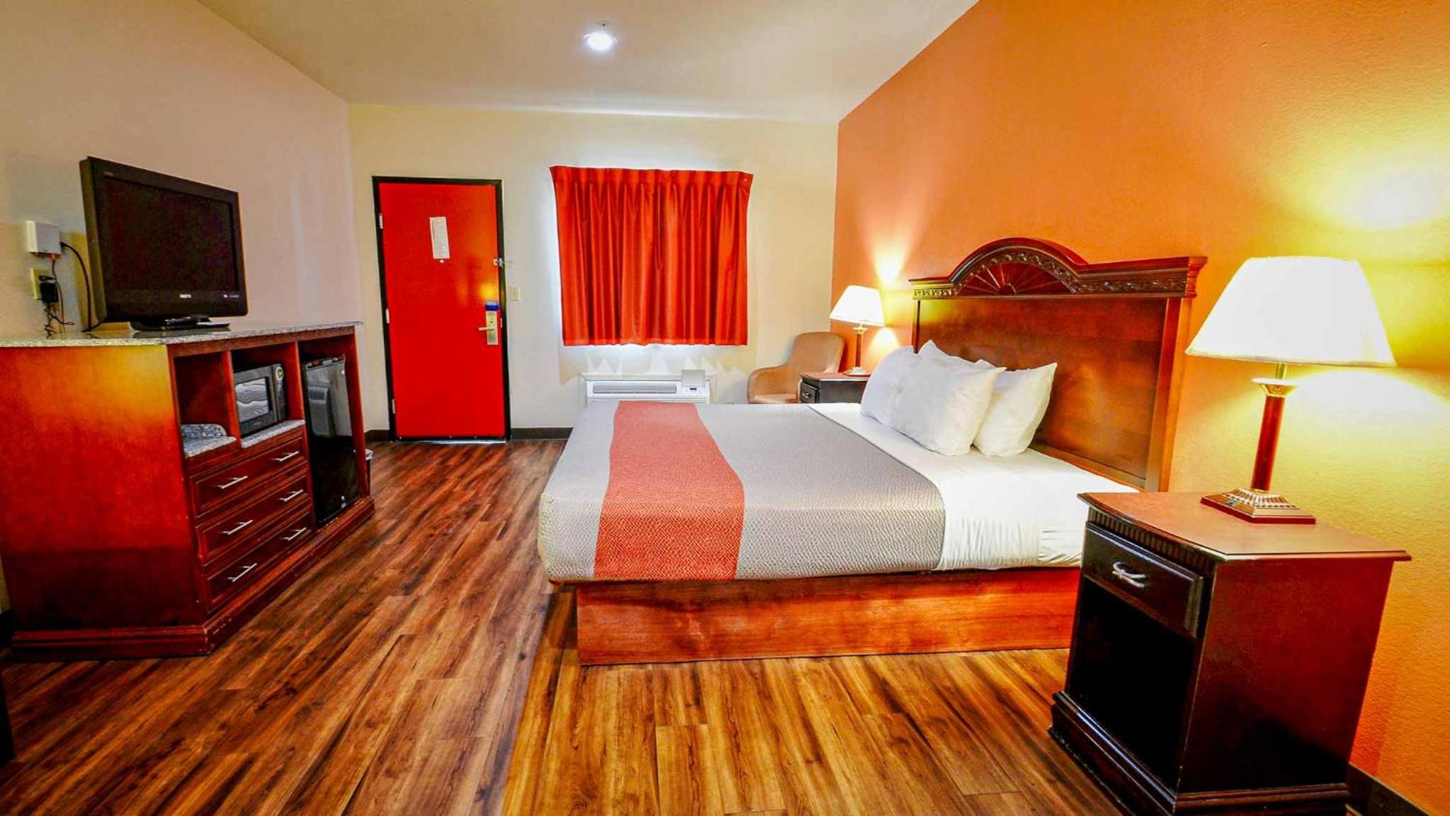 Deluxe King Room - Non-Smoking - Photo 7