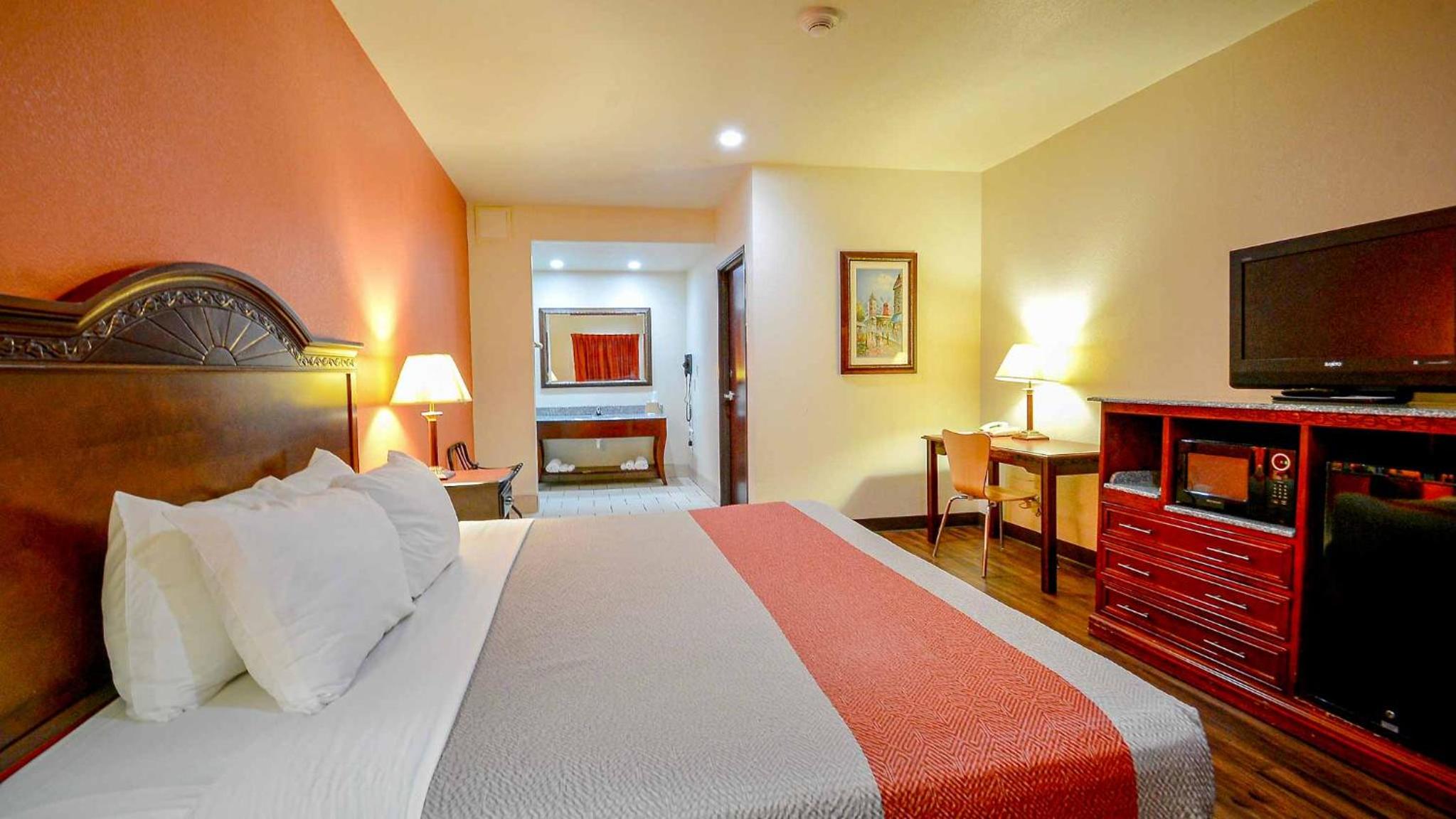 Deluxe King Room - Non-Smoking - Photo 9