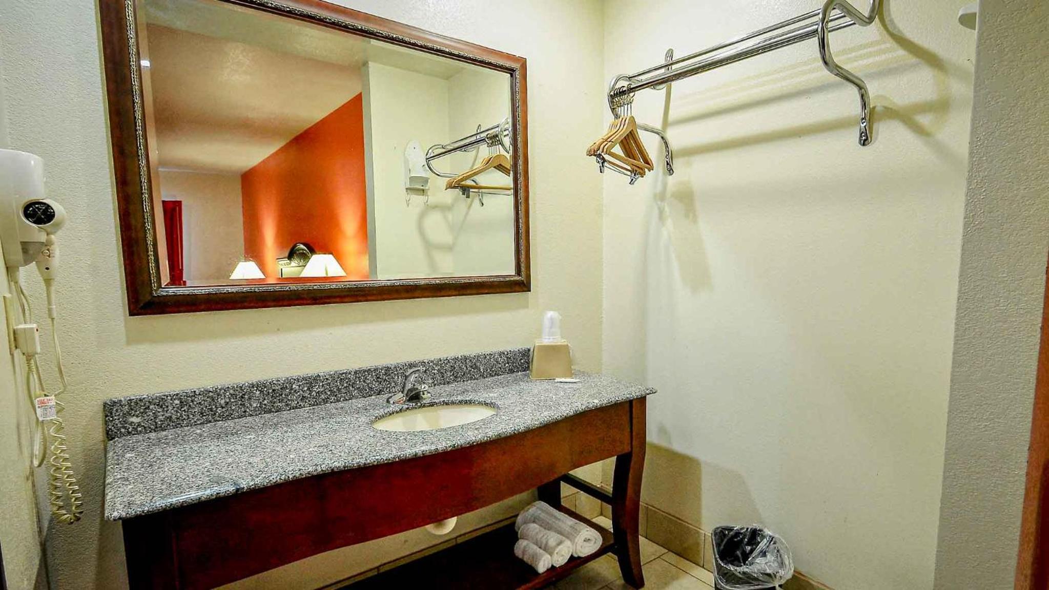 Deluxe Queen Room with Two Queen Beds - Non-Smoking - Photo 2