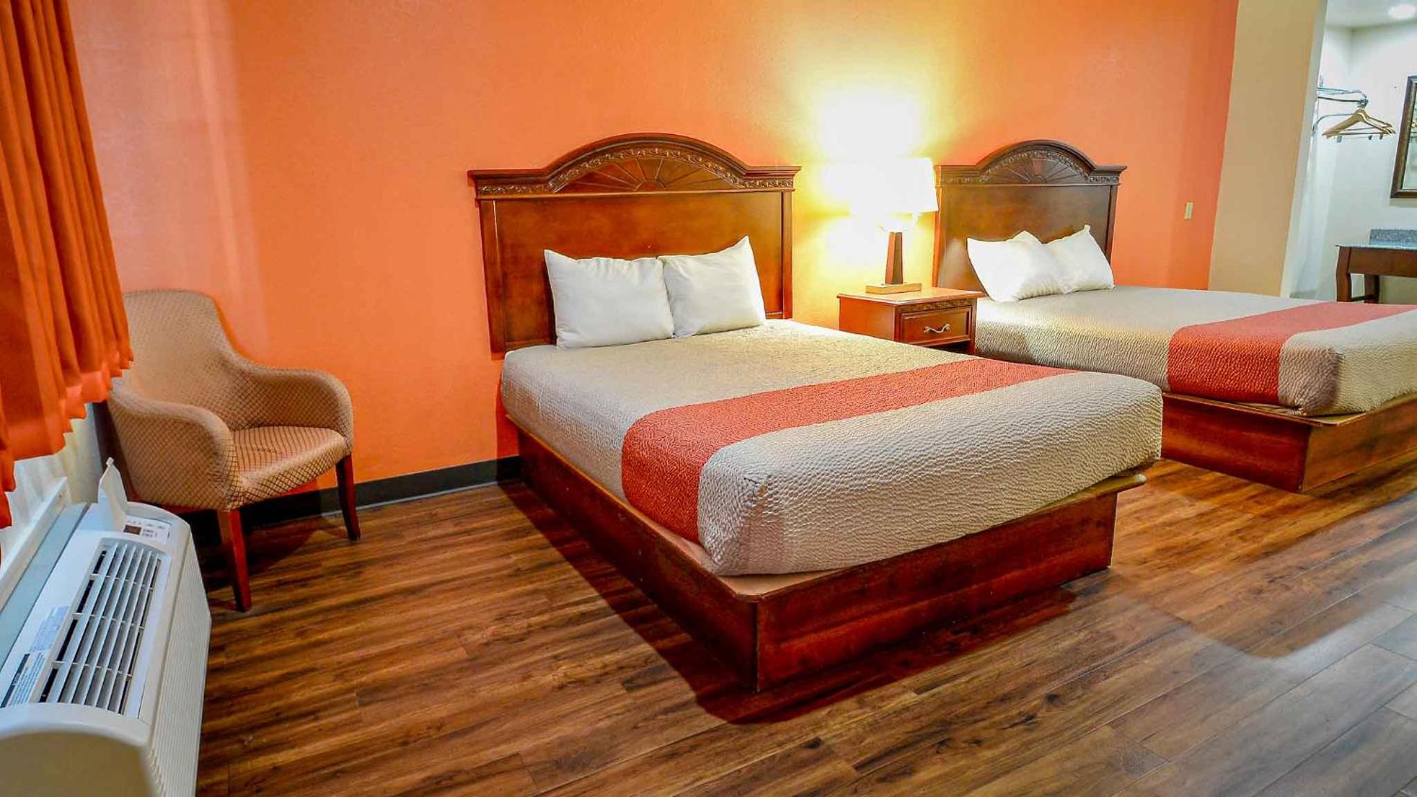 Deluxe Queen Room with Two Queen Beds - Non-Smoking - Photo 3