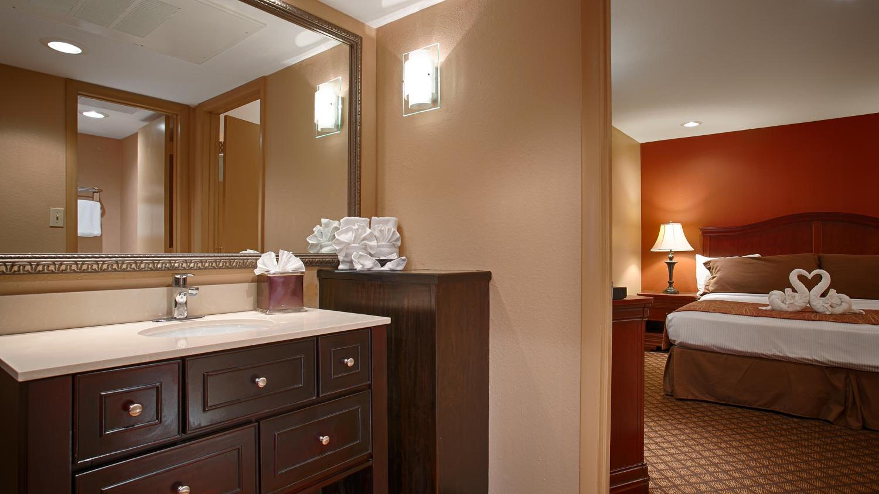 Two-Rooms King Suite with Jacuzzi and Sofa Bed - Non-Smoking - Photo 3