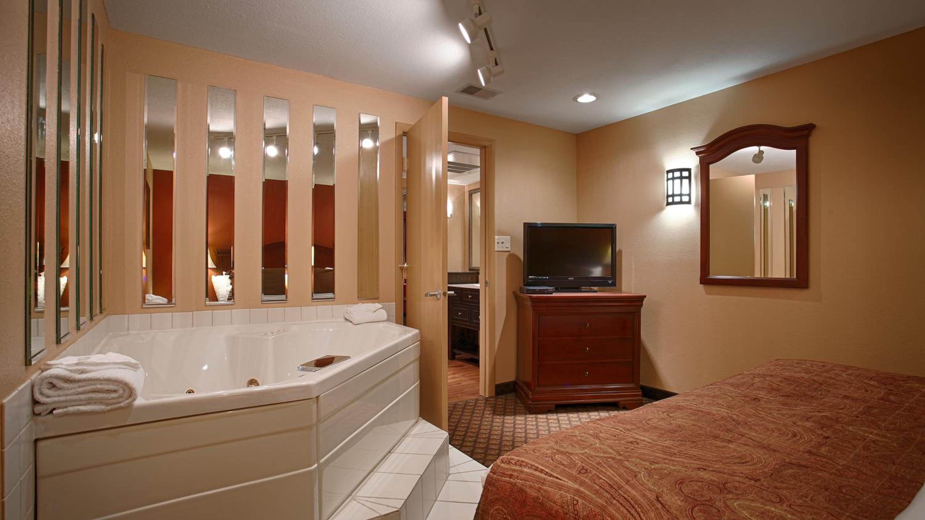 Two-Rooms King Suite with Jacuzzi and Sofa Bed - Non-Smoking - Photo 4