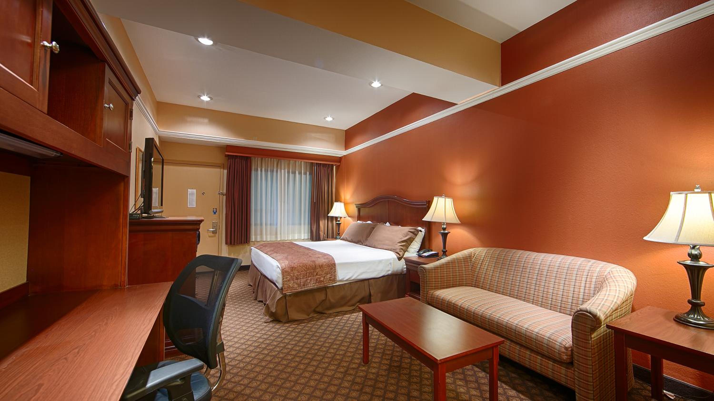 Two-Rooms King Suite with Jacuzzi and Sofa Bed - Non-Smoking - Photo 1