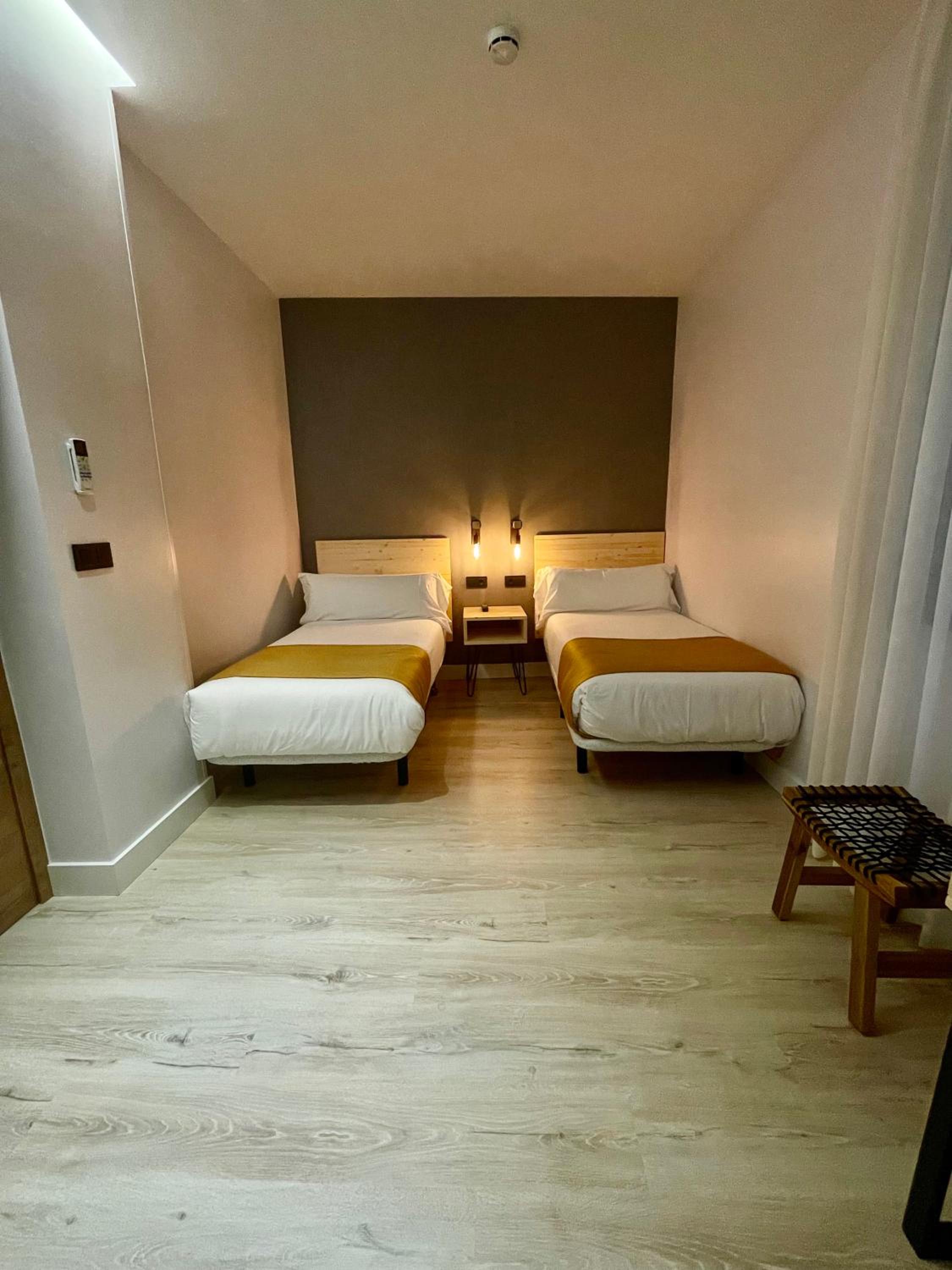 Standard Twin Room - Photo 1