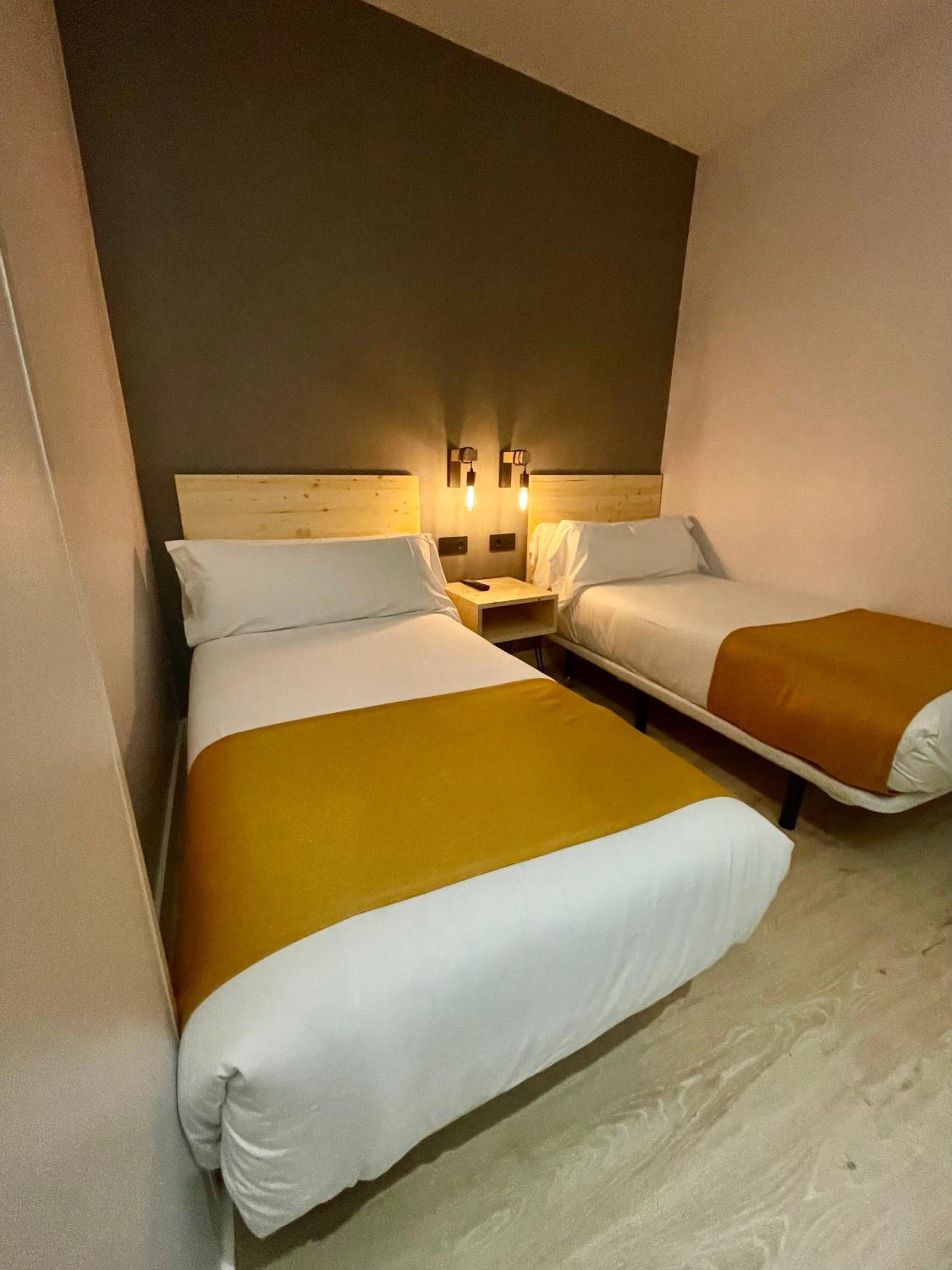 Standard Twin Room - Photo 7