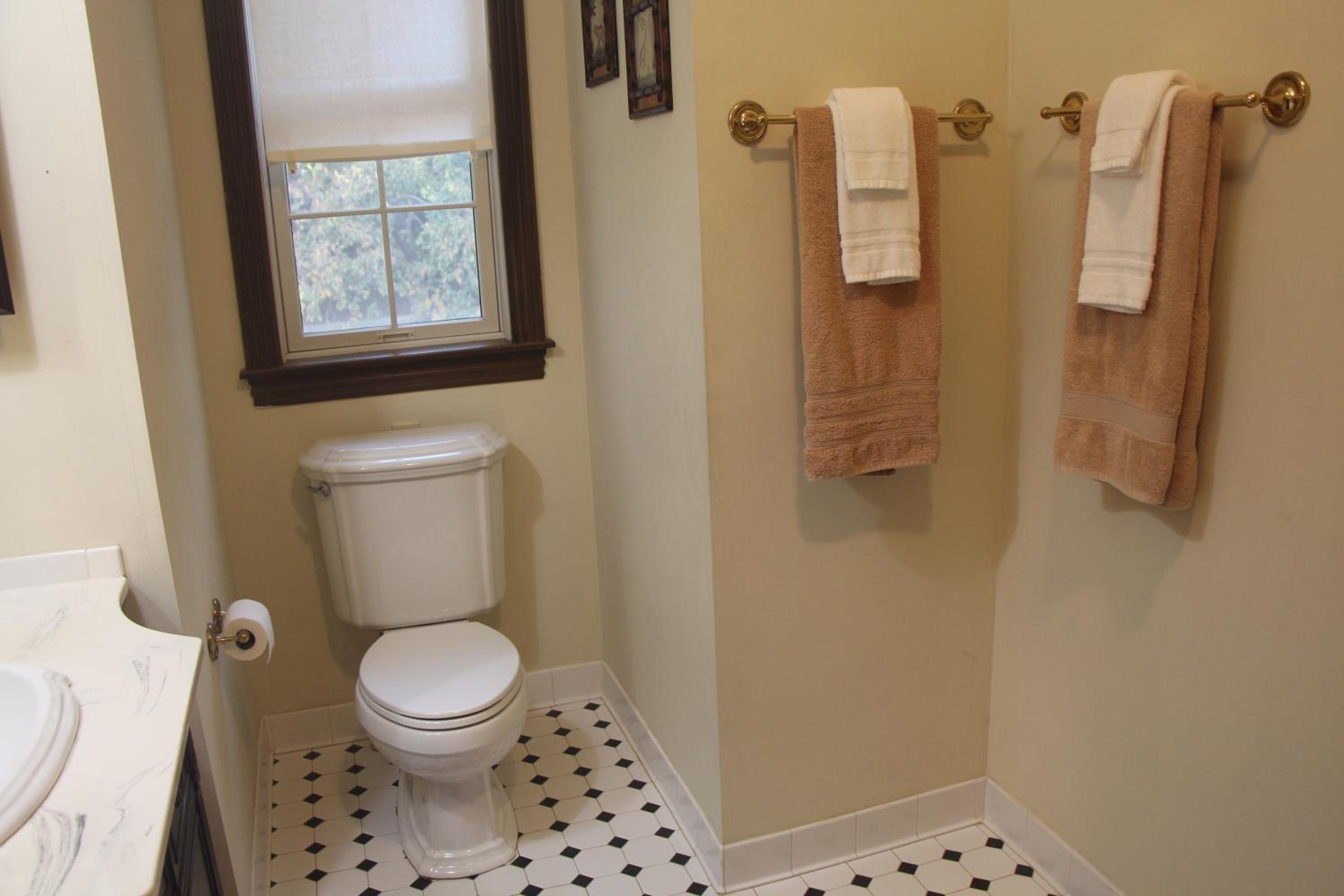 Queen Room photo 2