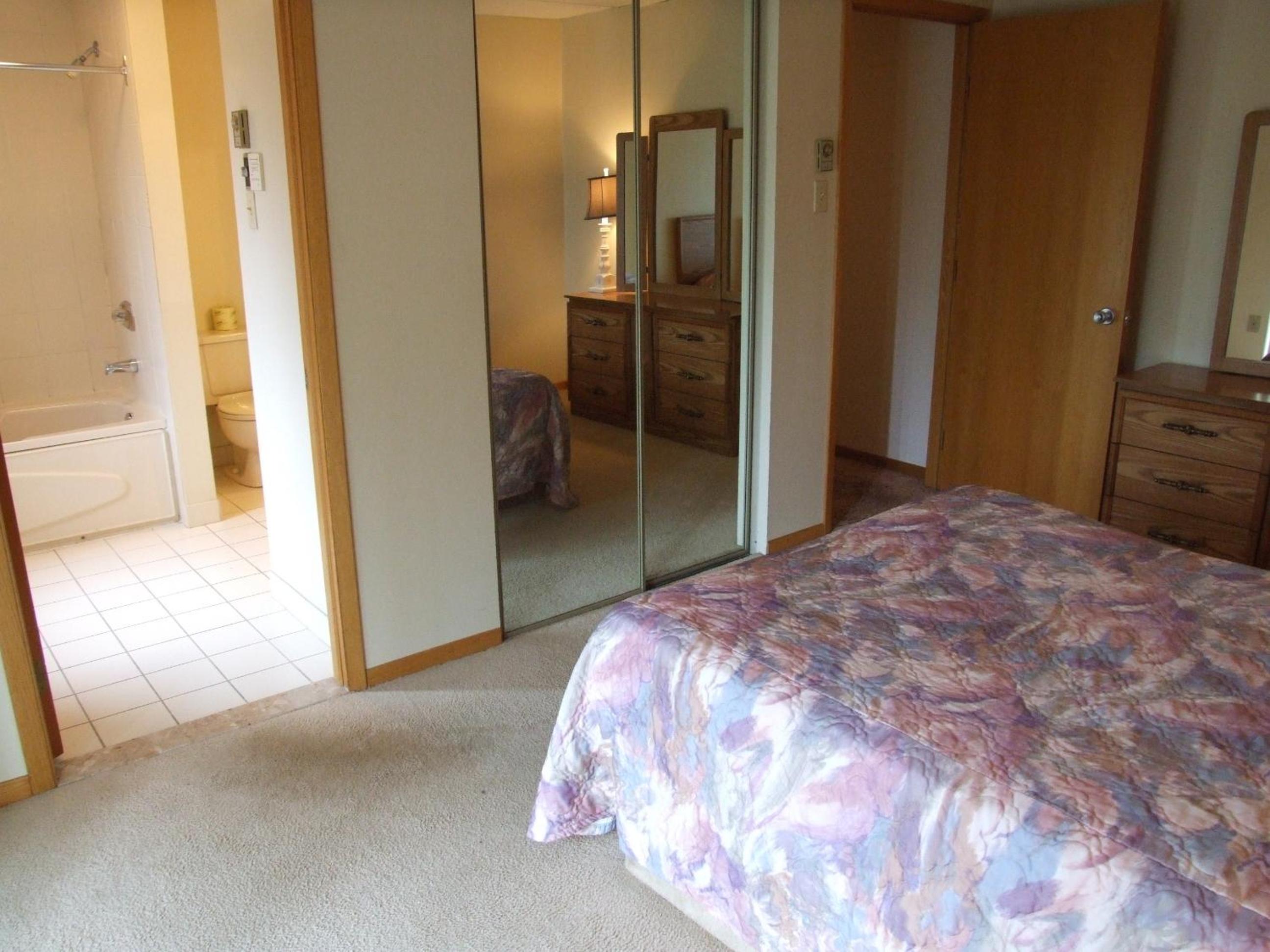 Two-Bedroom Apartment (4-6 Adults) - Photo 4