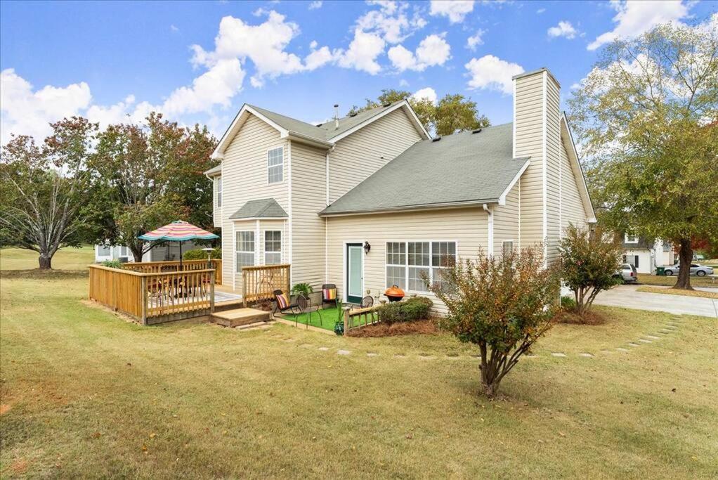 Three-Bedroom House photo 3