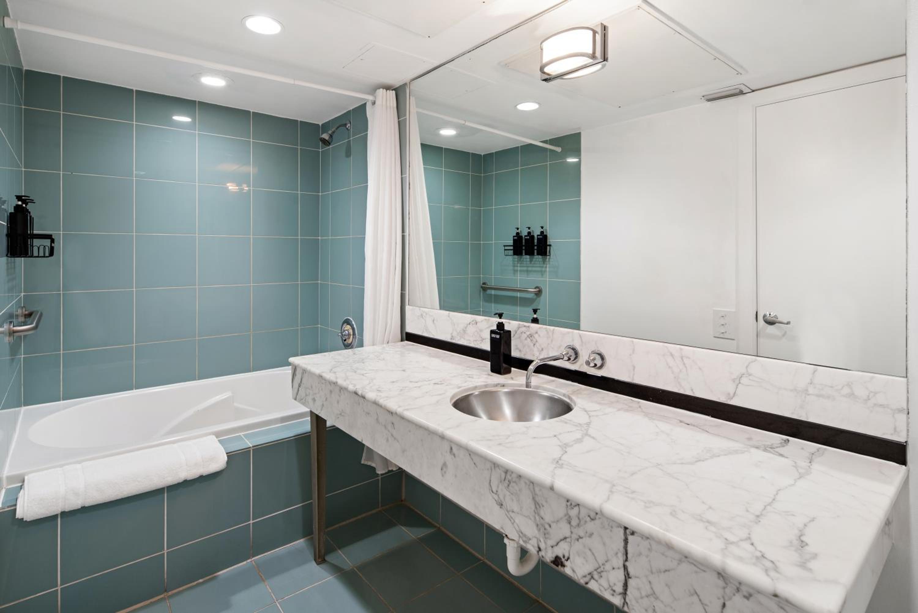 King Suite with Sofa bed - La Flora Building (Self Check-in)