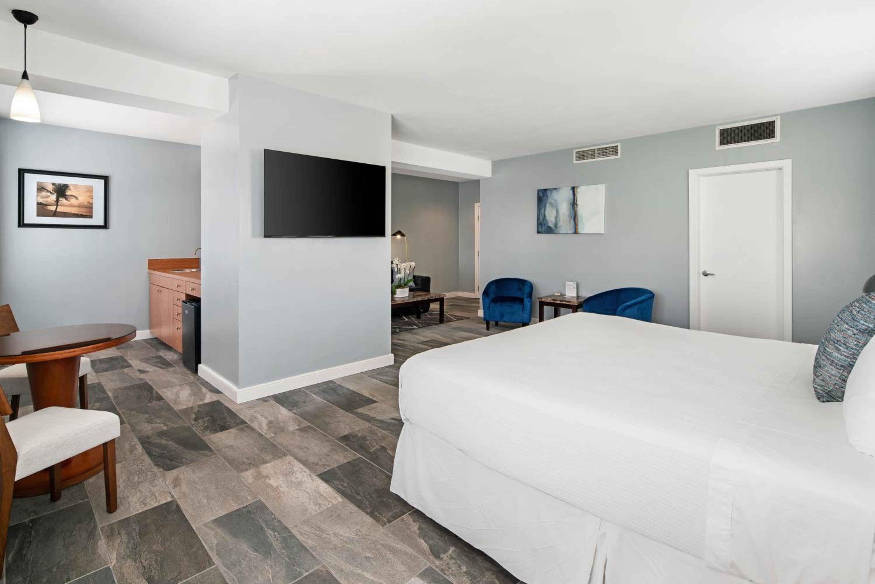 King Suite with Sofa bed - La Flora Building (Self Check-in)