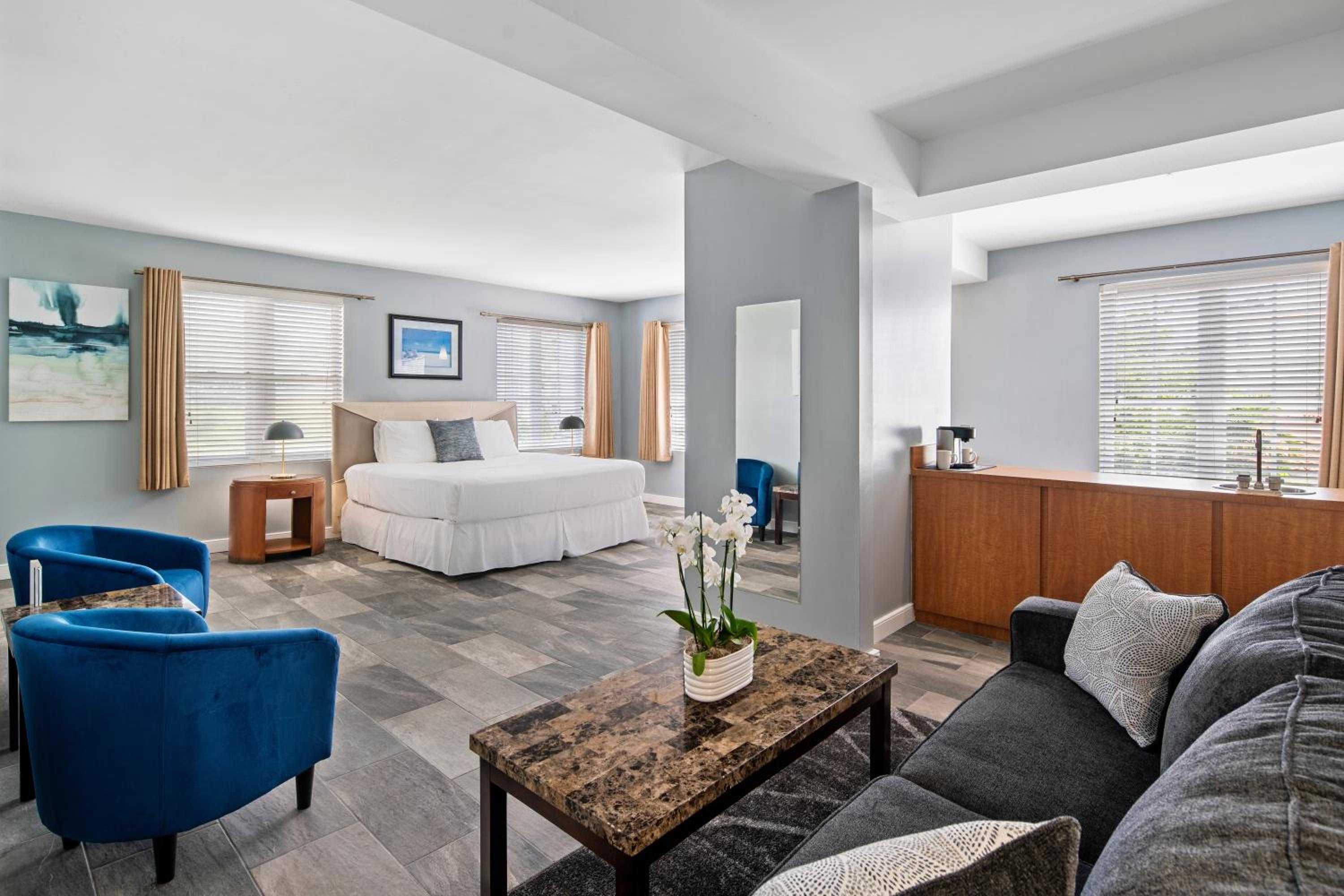 King Suite with Sofa bed - La Flora Building (Self Check-in)