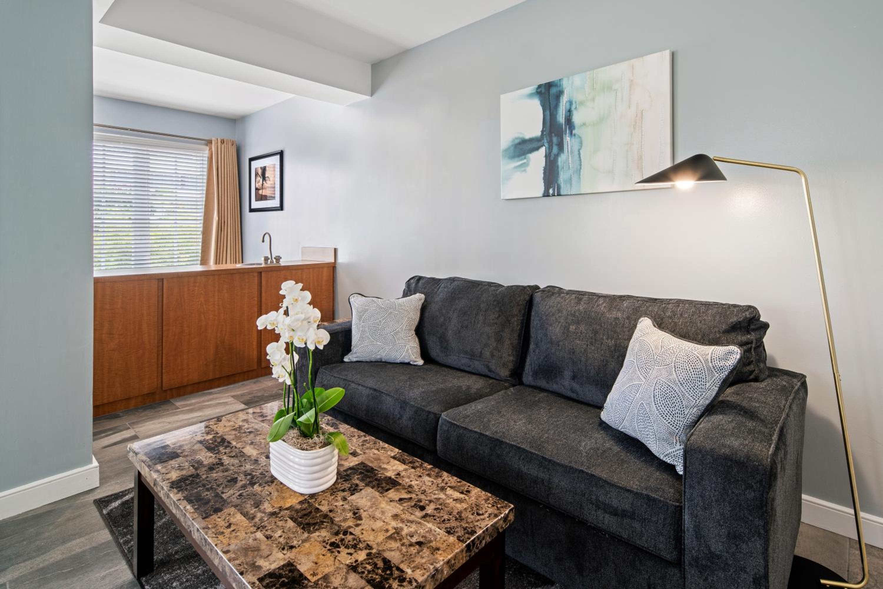 King Suite with Sofa bed - La Flora Building (Self Check-in)
