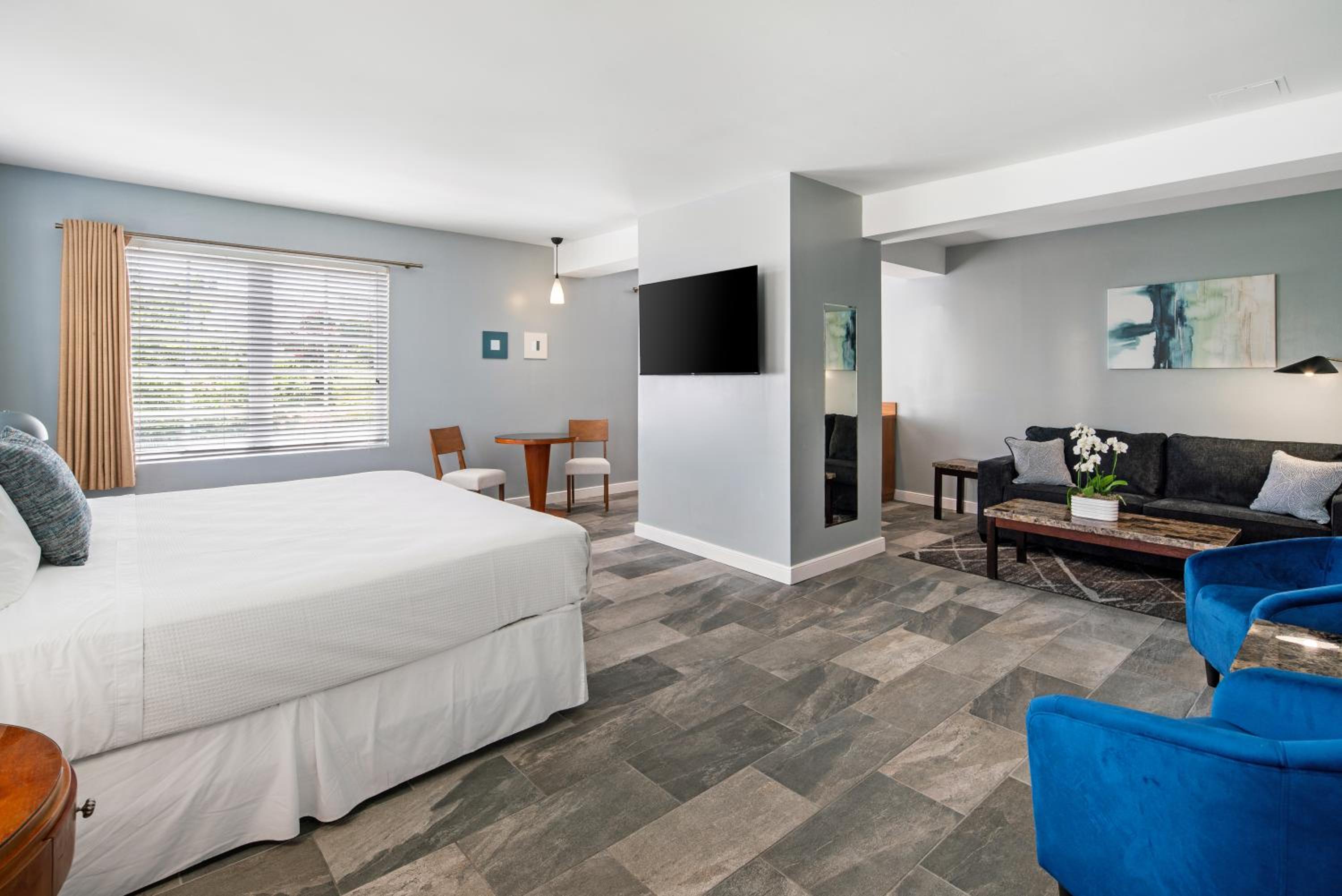 King Suite with Sofa bed - La Flora Building (Self Check-in) thumbnail 5