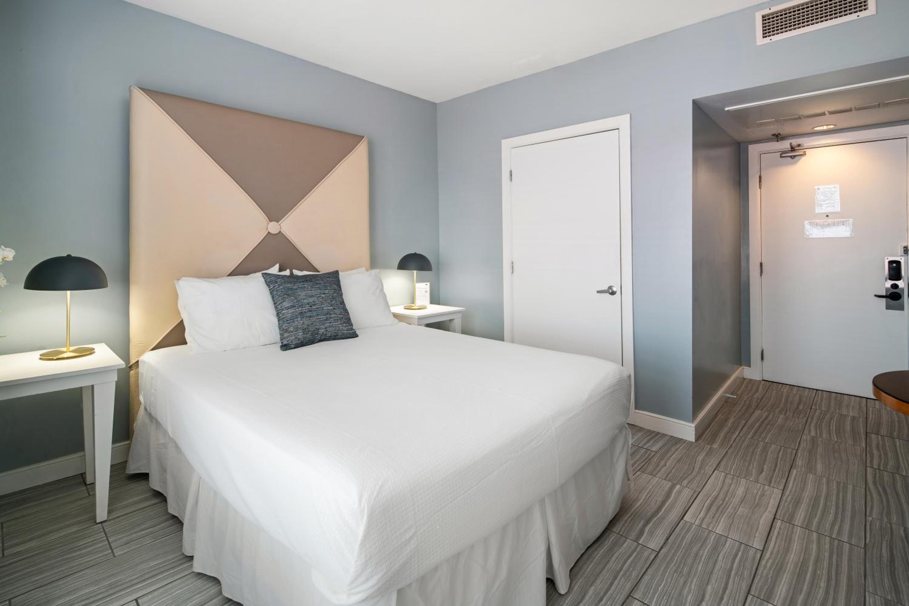 Accessible Queen Room - La Flora Building (Self Check-in)