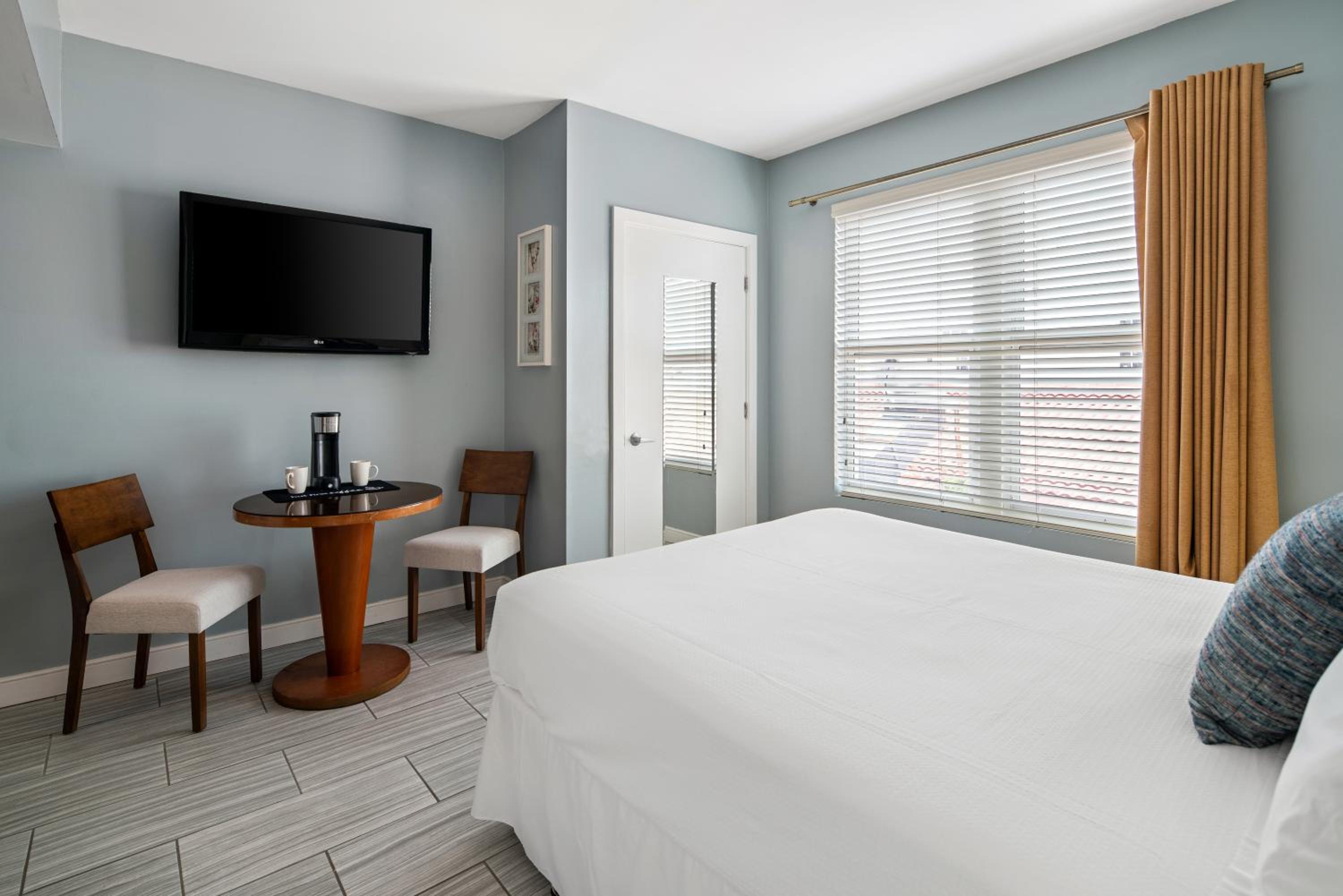 Accessible Queen Room - La Flora Building (Self Check-in)