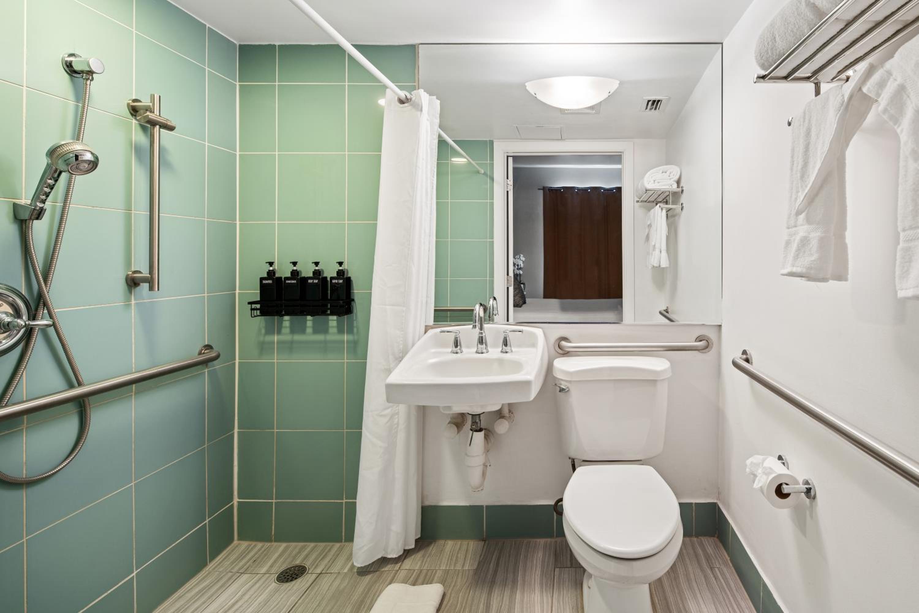 Accessible Queen Room - La Flora Building (Self Check-in) thumbnail 6