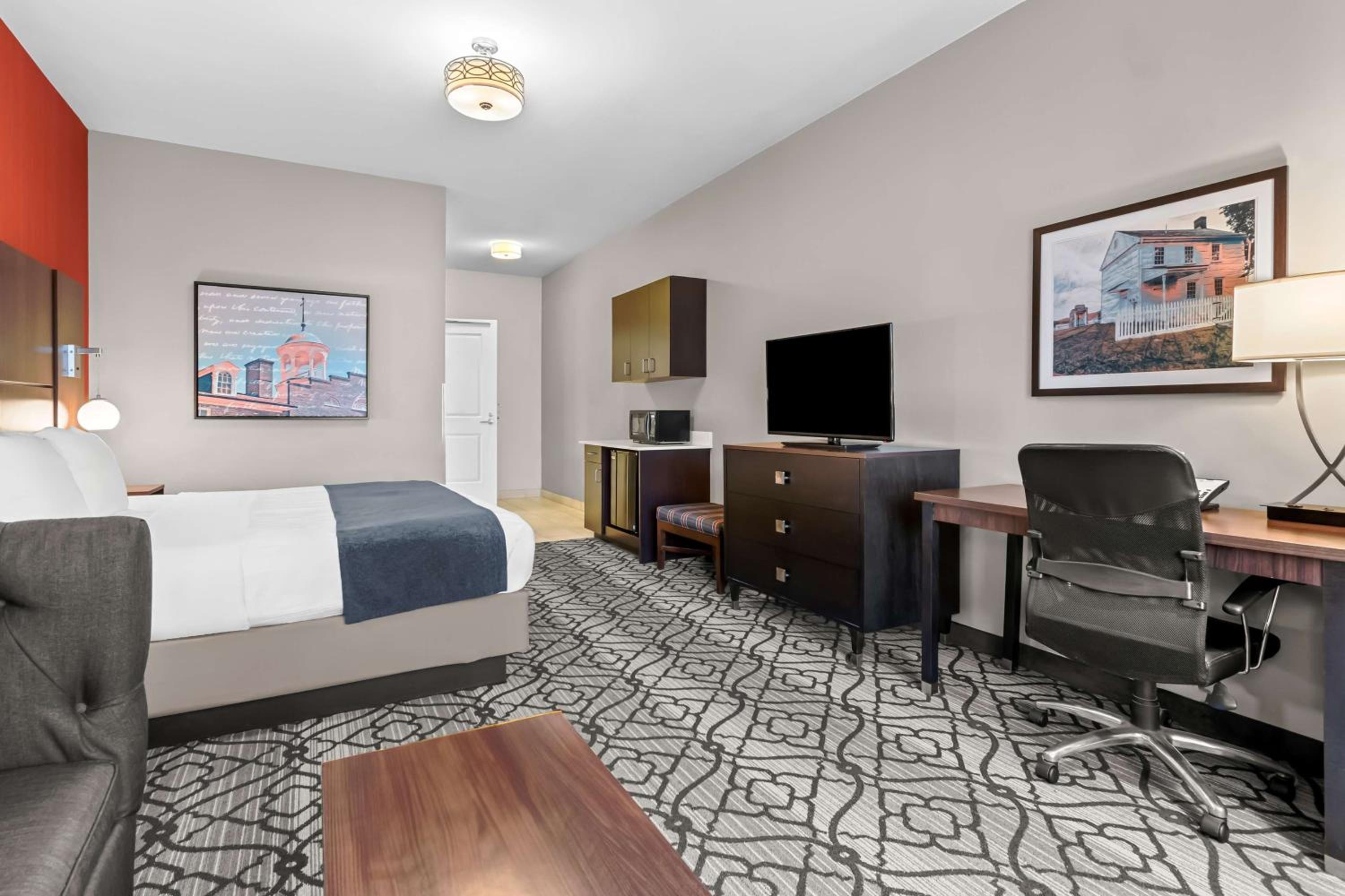 King Room with Mobility Accessible Roll-In Shower and Sofa Bed photo 2