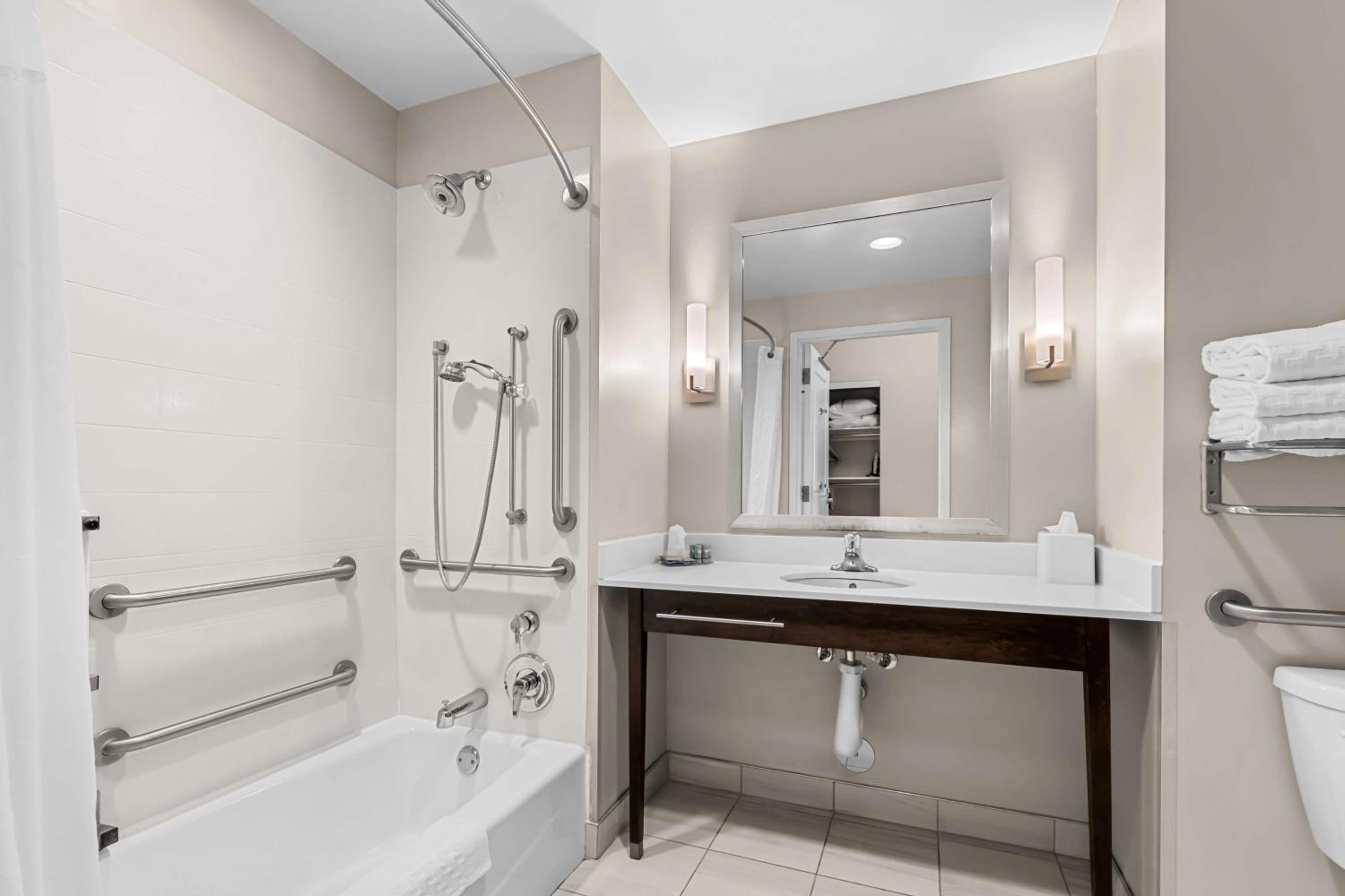 Queen Suite with Two Queen Beds and Bath Tub - Mobility Access photo 2