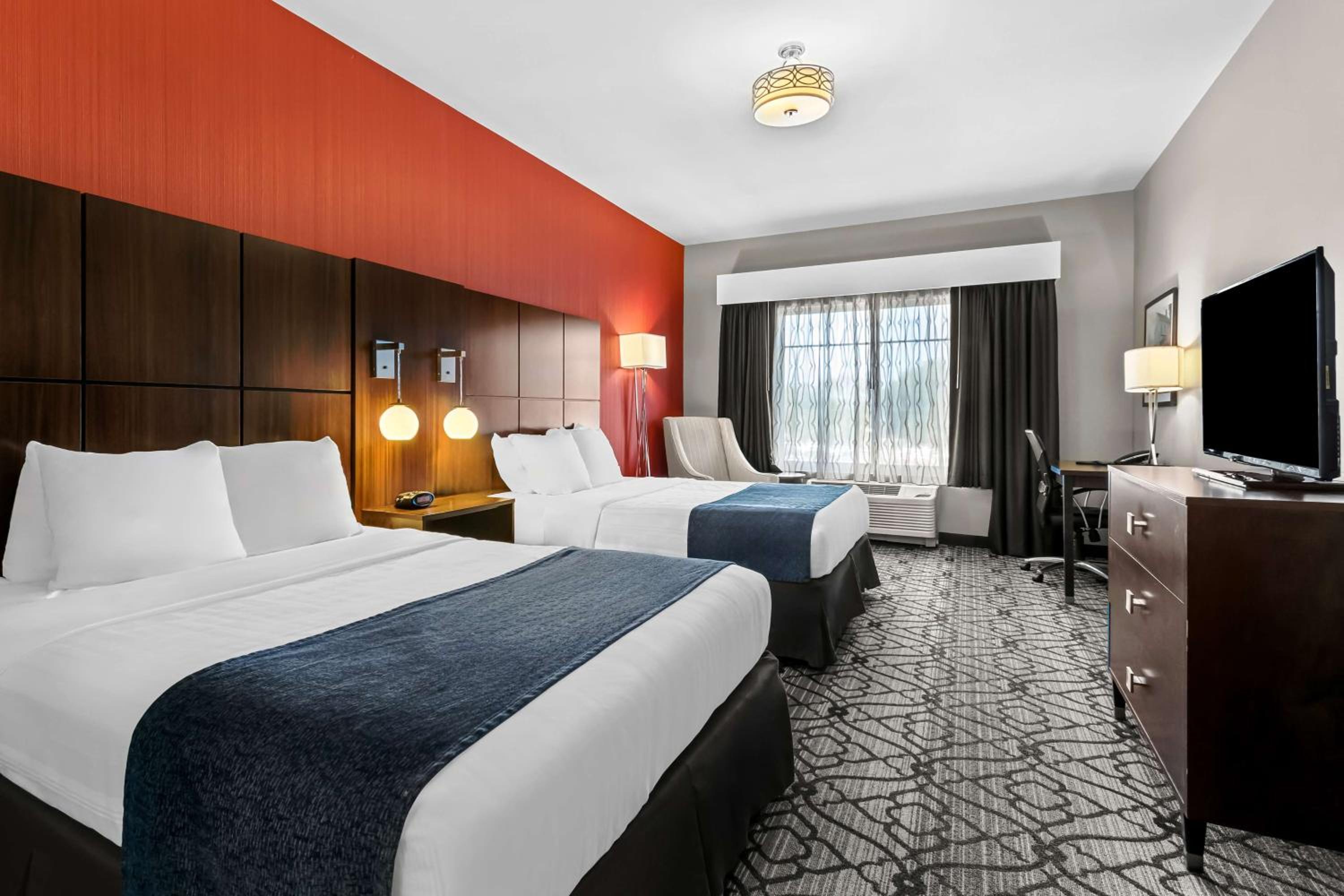 Queen Room with Two Queen Beds - Non Smoking - Photo 1