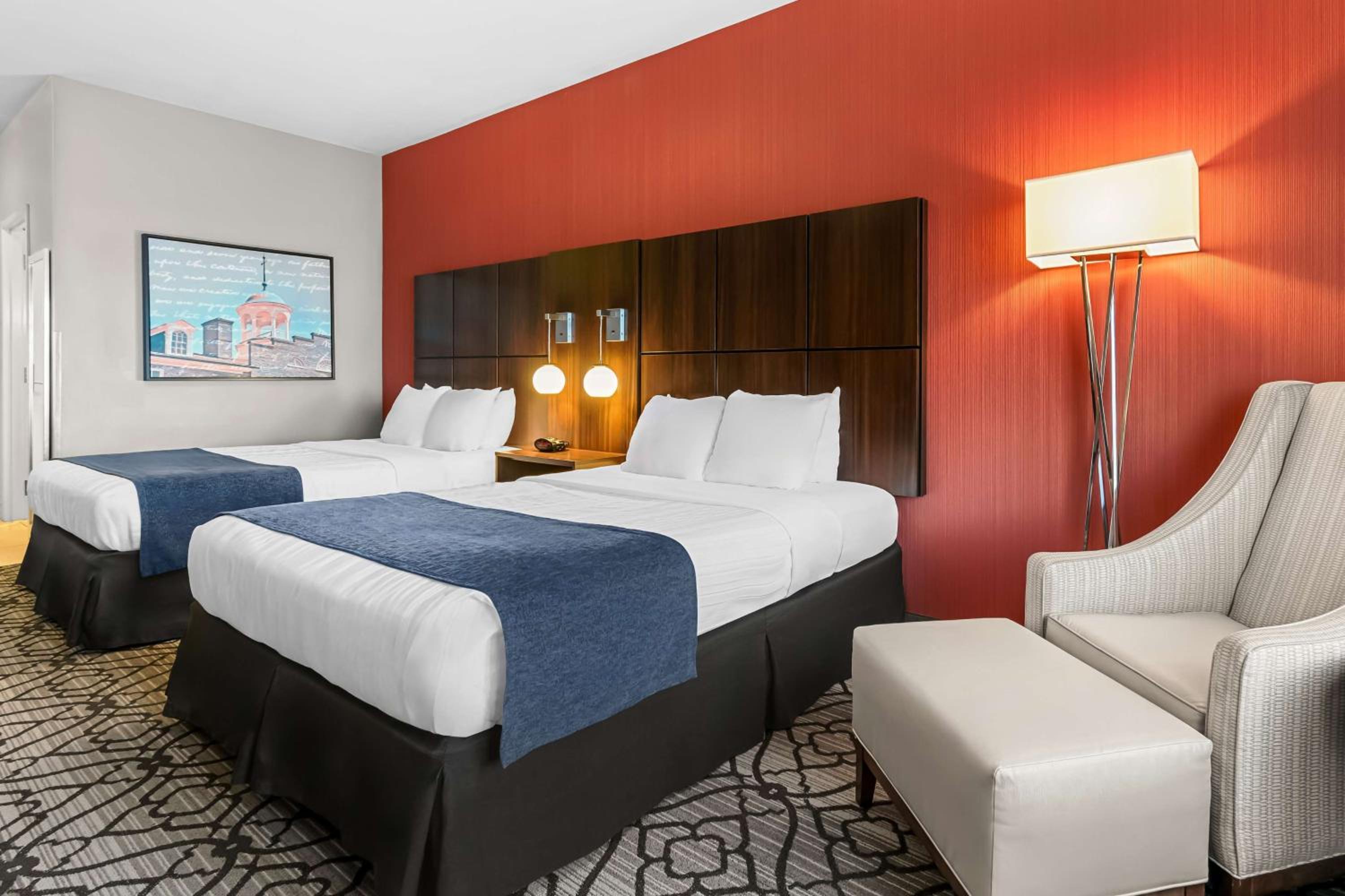 Queen Room with Two Queen Beds - Non Smoking - Photo 3