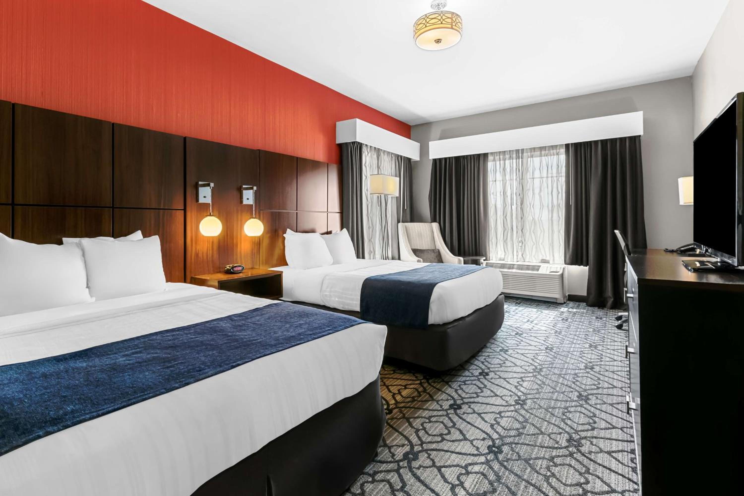 Queen Room with Two Queen Beds - Non Smoking - Photo 4