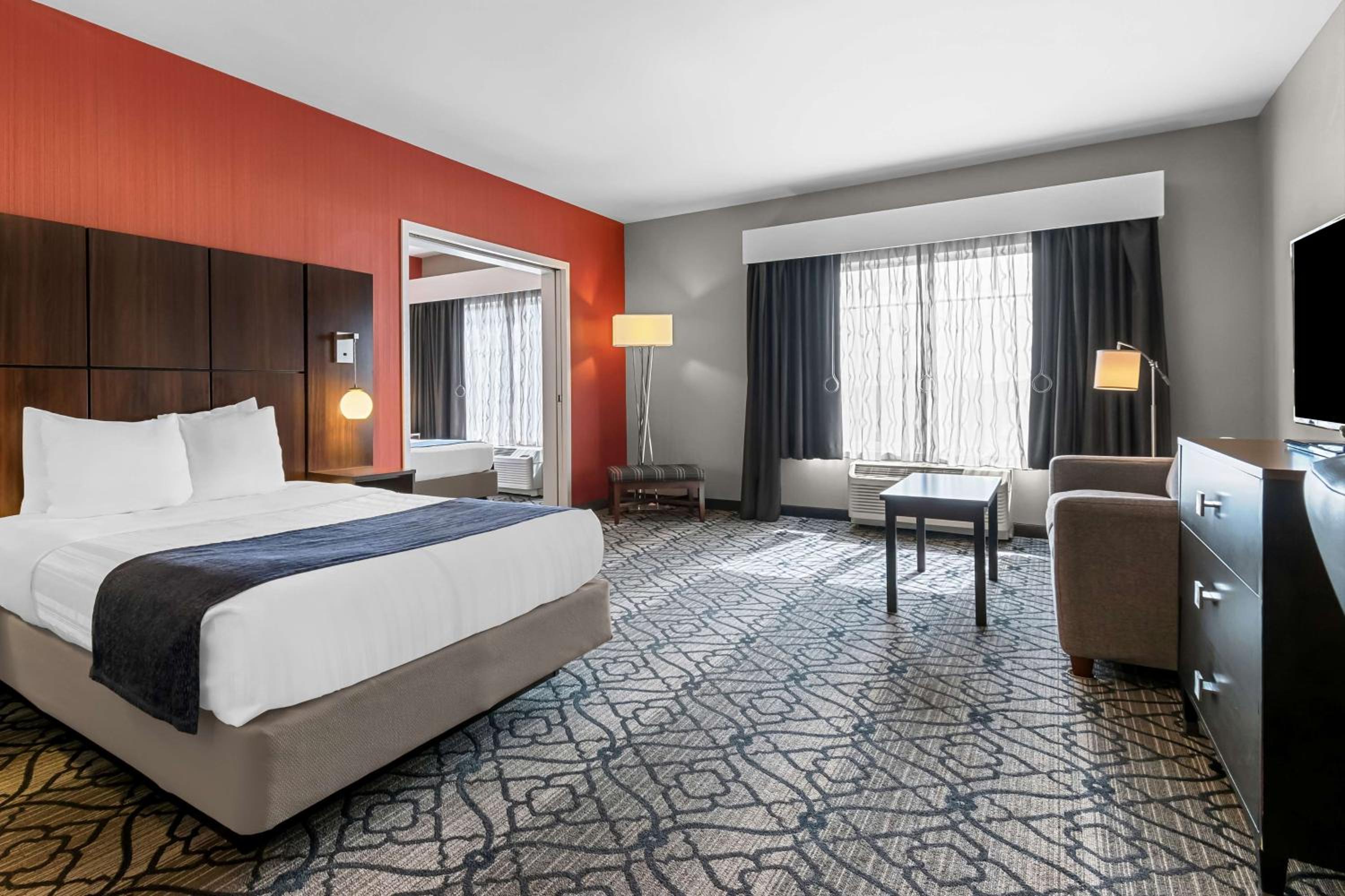 Queen Suite with Two Queen Beds and Bath Tub - Mobility Access