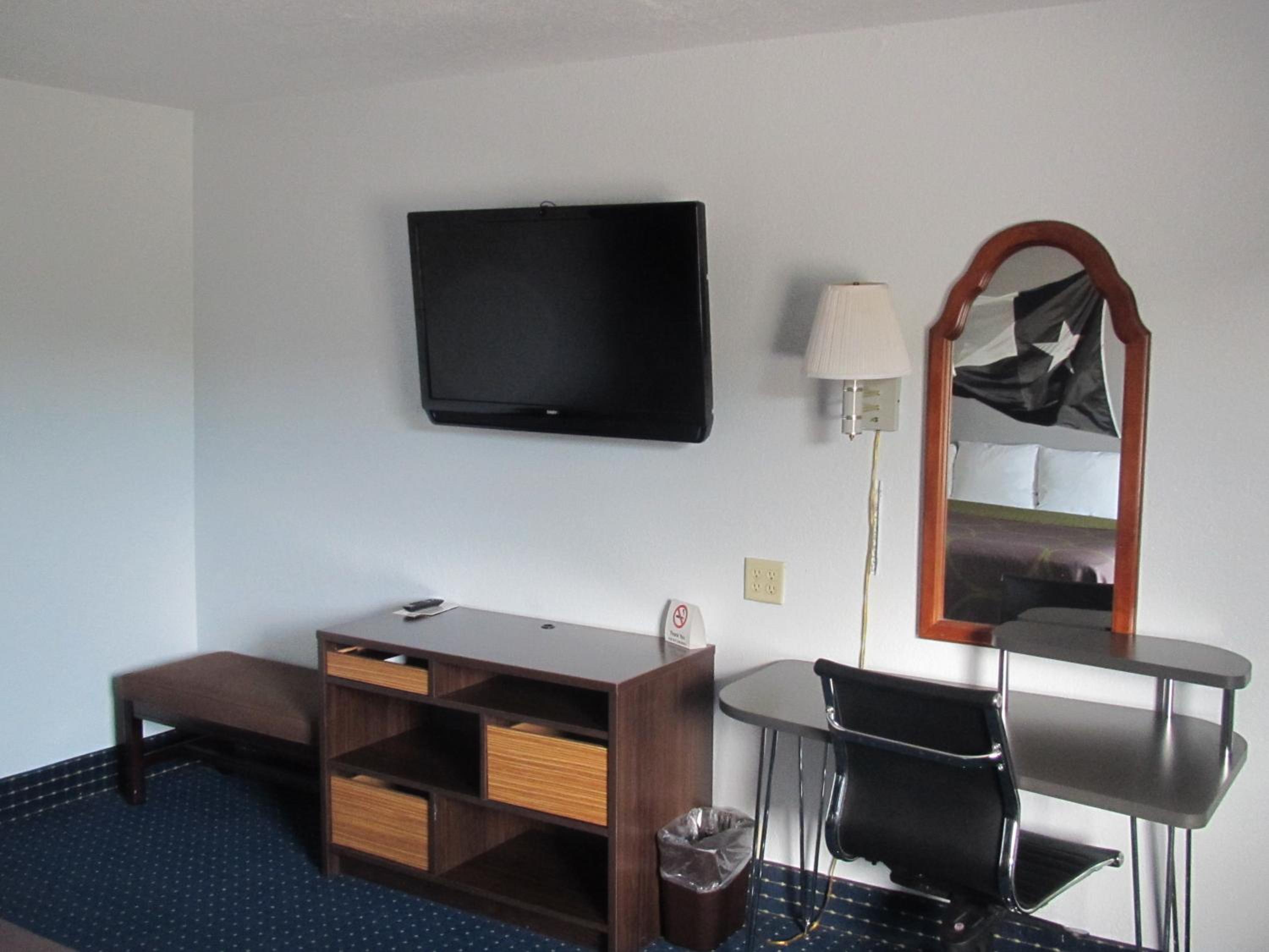 Queen Room with Two Queen Beds - Non-Smoking - Photo 2