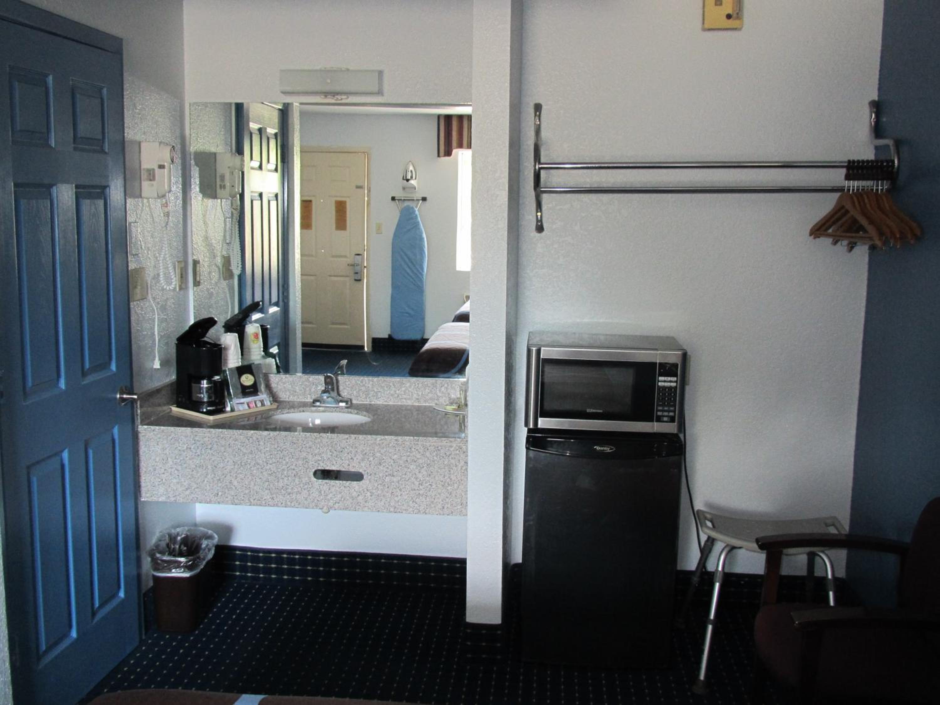 Queen Room with Two Queen Beds - Disability Access/Non-Smoking - Photo 5