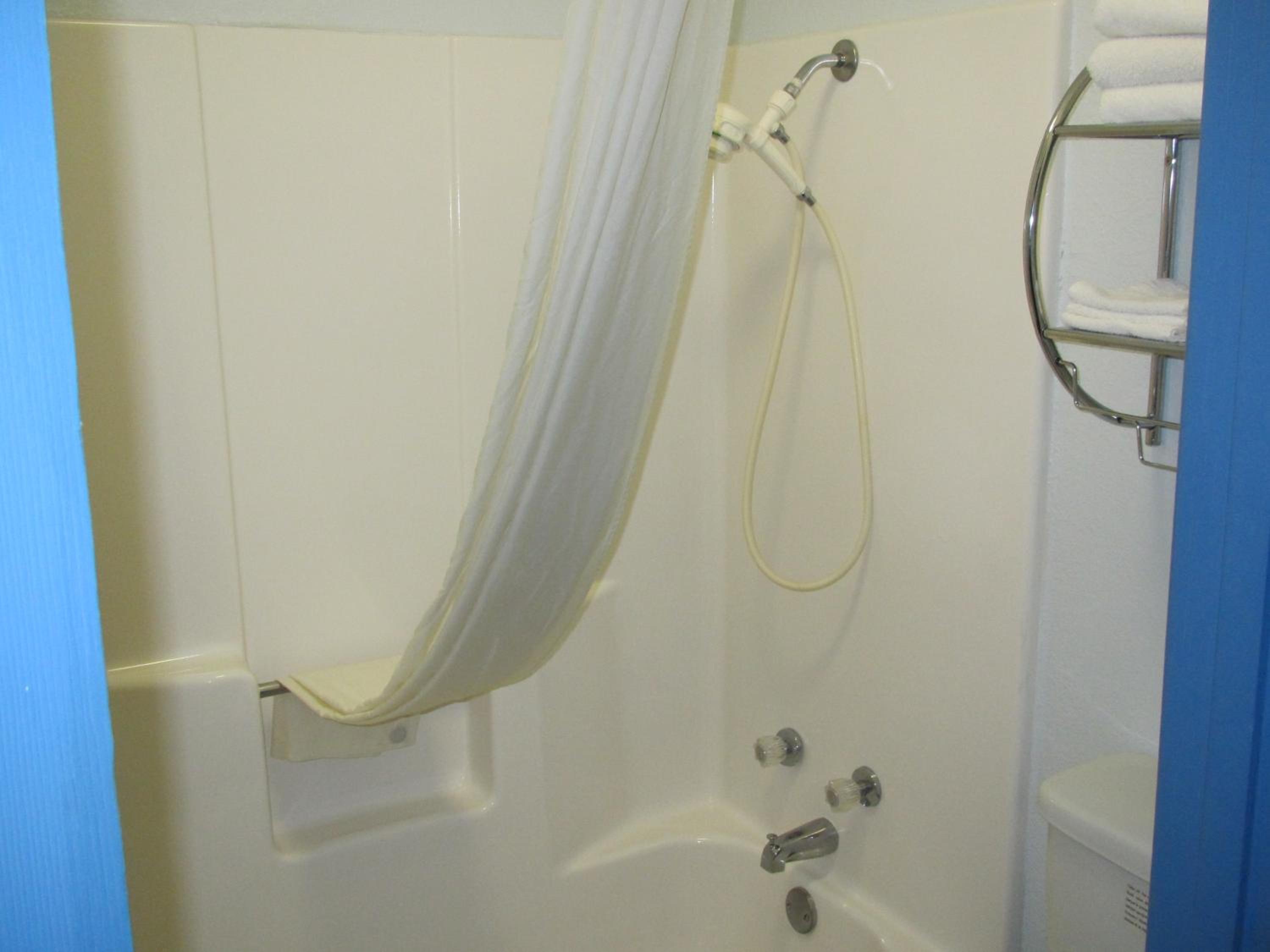 Queen Room with Two Queen Beds - Disability Access/Non-Smoking - Photo 3