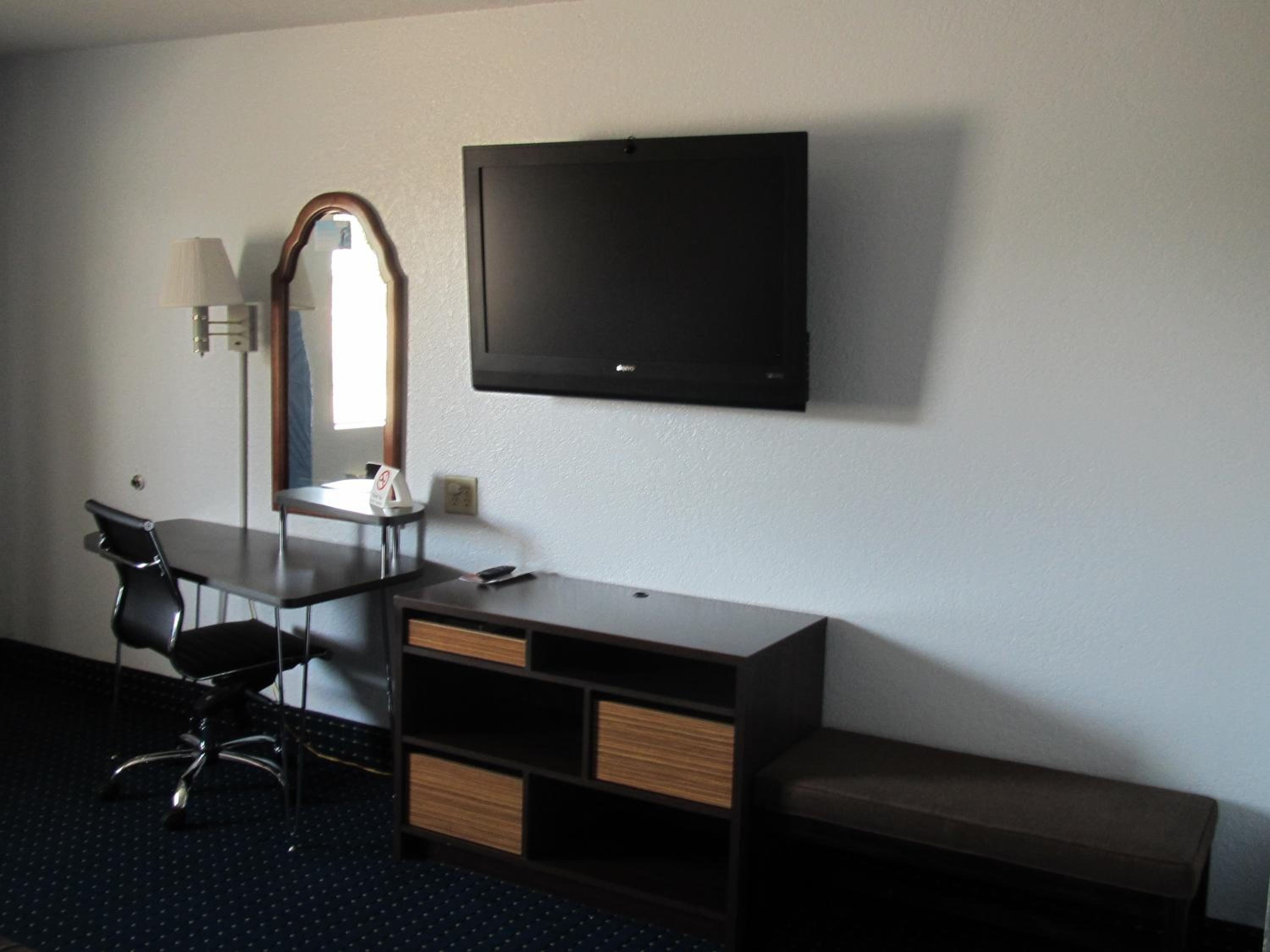 Queen Room with Two Queen Beds - Disability Access/Non-Smoking - Photo 2