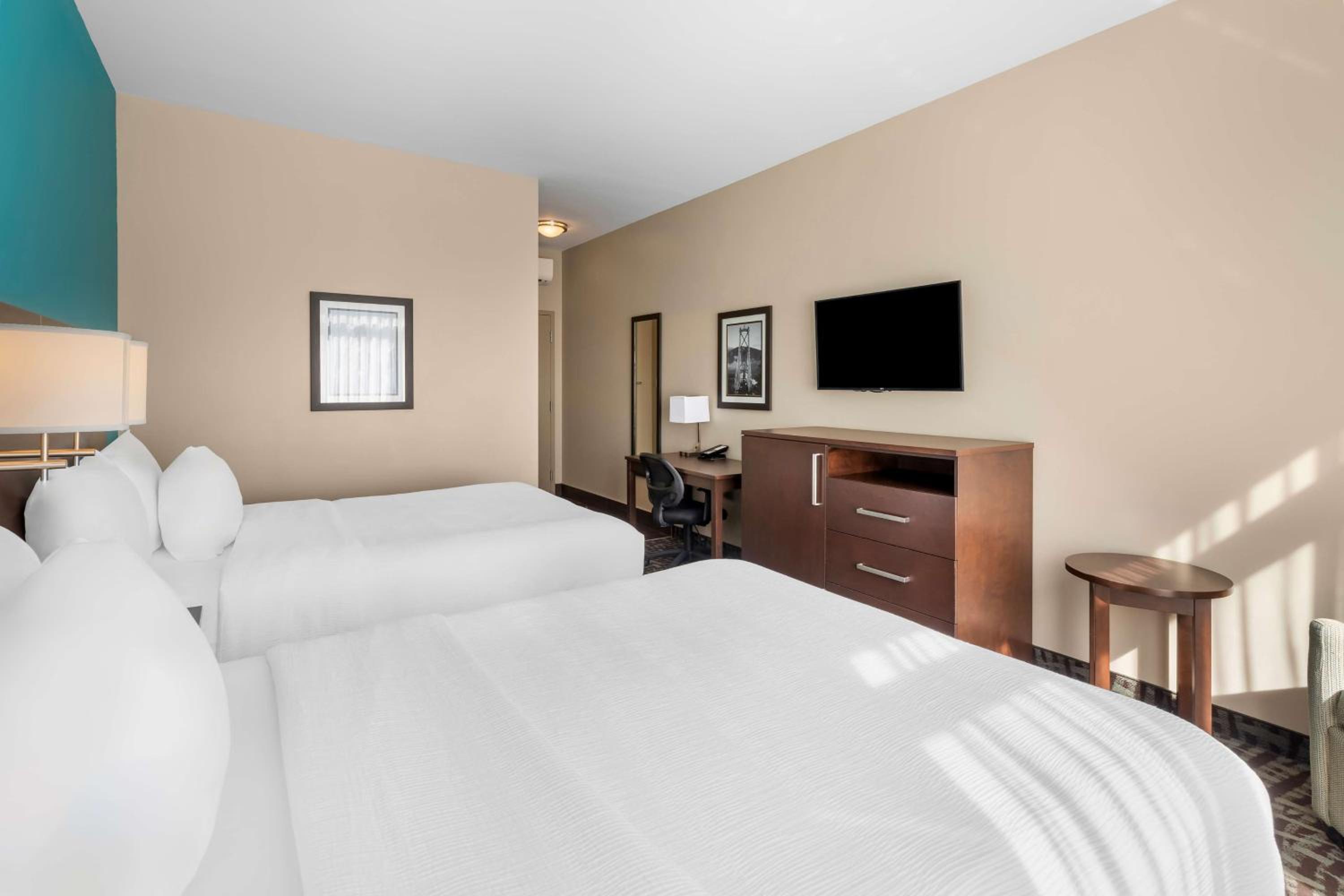 Queen Room with Two Queen Beds - Non-Smoking photo 1