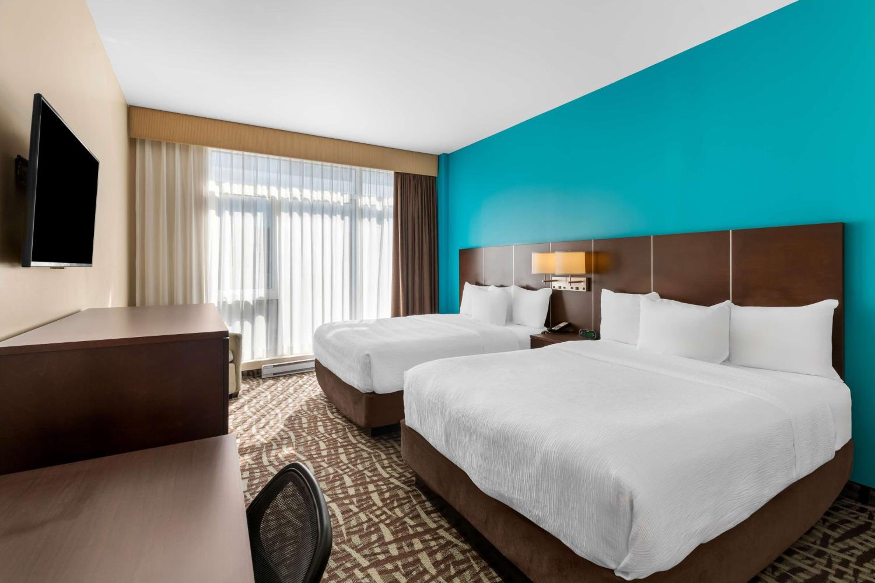 Queen Room with Two Queen Beds - Non-Smoking photo 2