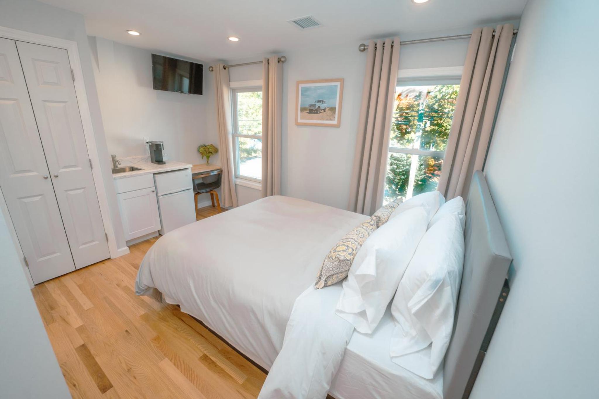 Queen Room photo 2