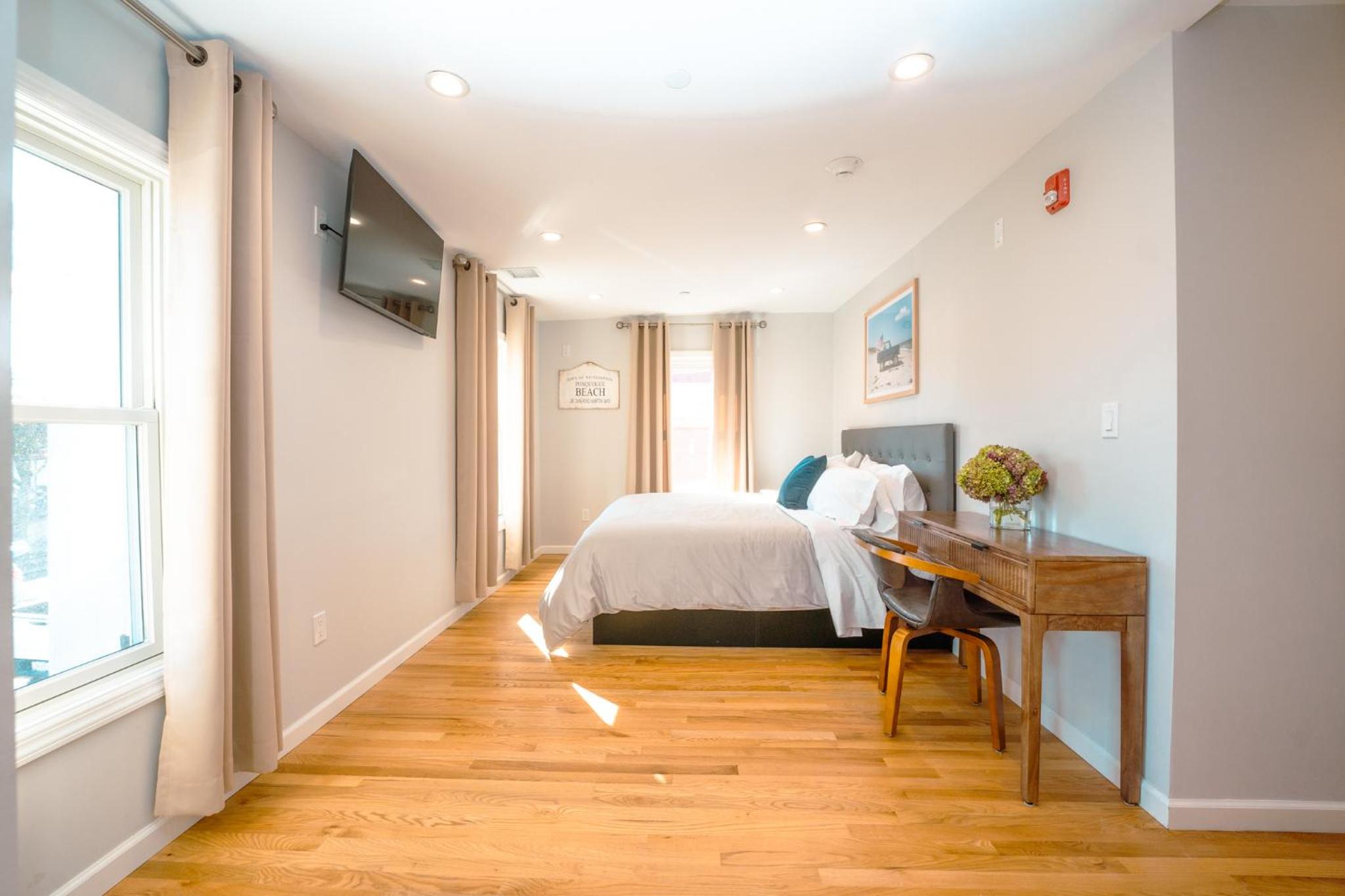 Deluxe King Suite photo 2