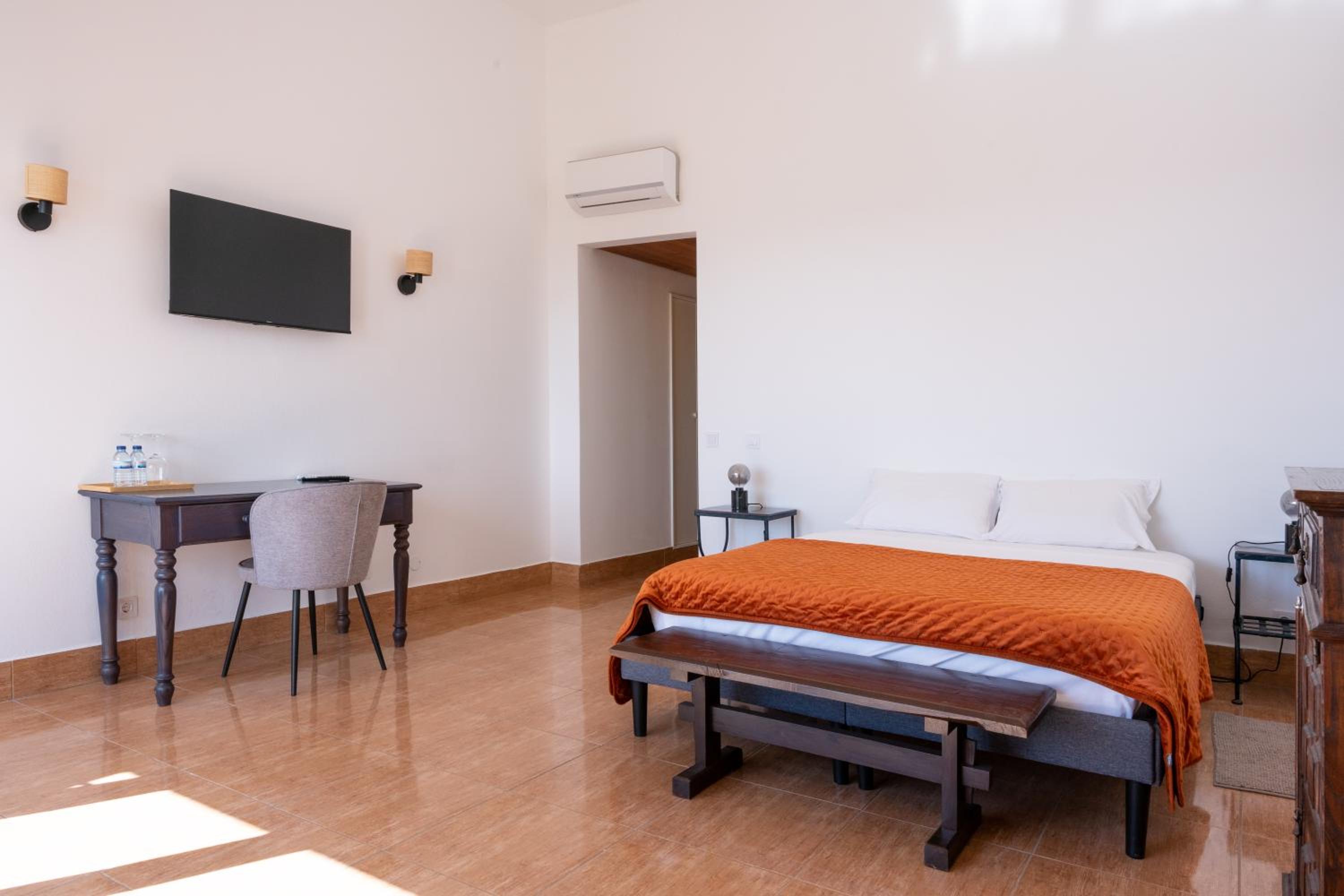 Double Room with Balcony and Sea View - Photo 14