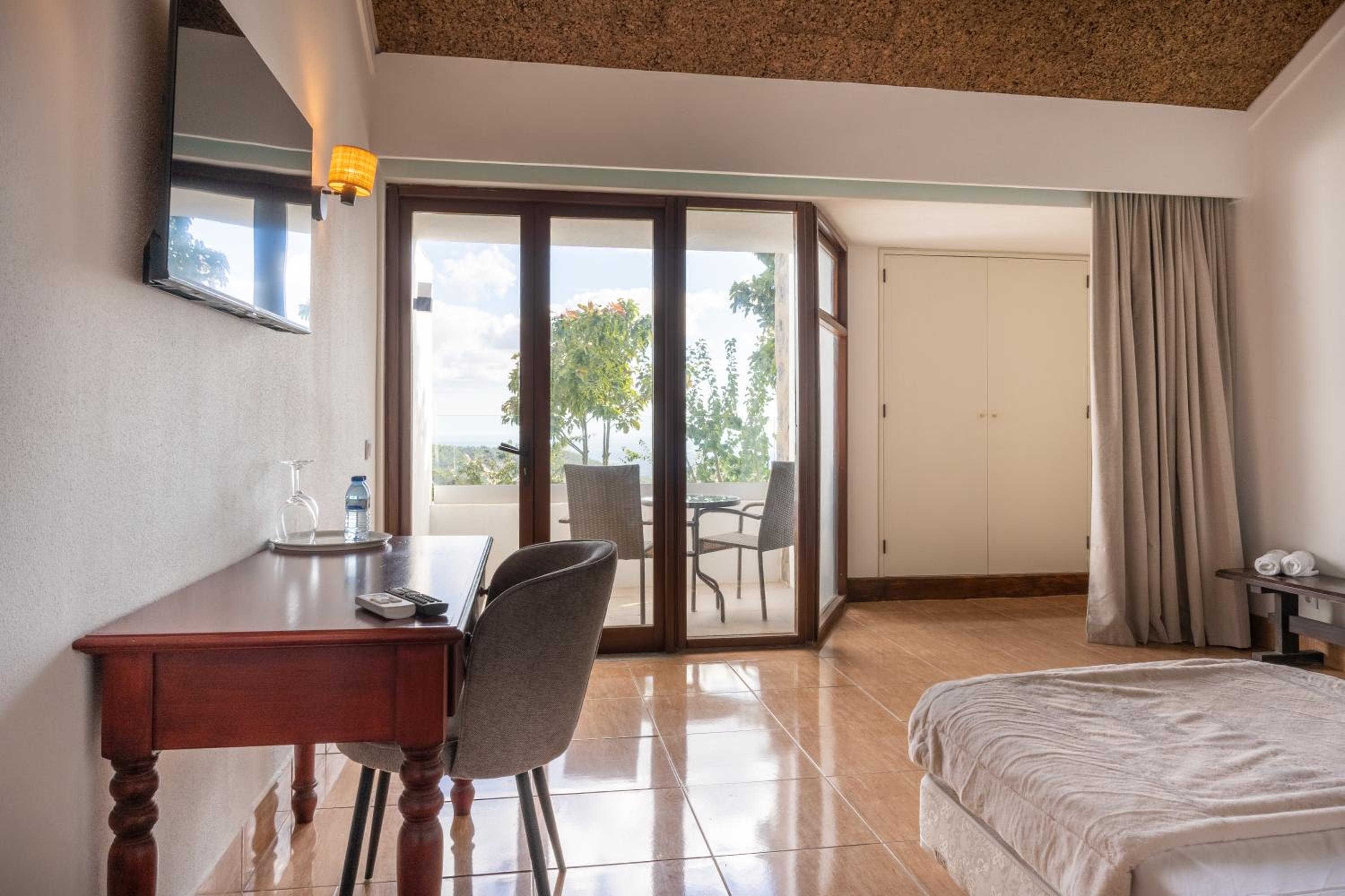 Double Room with Balcony and Sea View - Photo 15